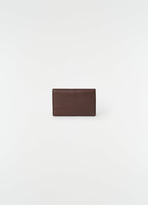 Mini-pochette gear en cuir, coloris marron, vue produit sur fond blanc, vue de face, poches visibles, texture visible