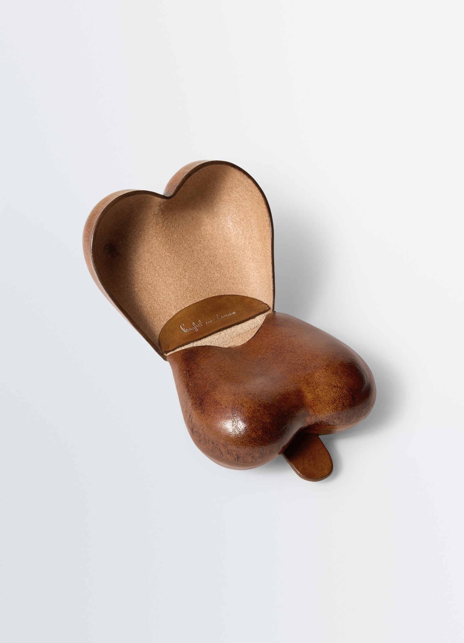 Carlos breast key ring in vegetable-tanned leather, product shot, open top view heart-shaped interior