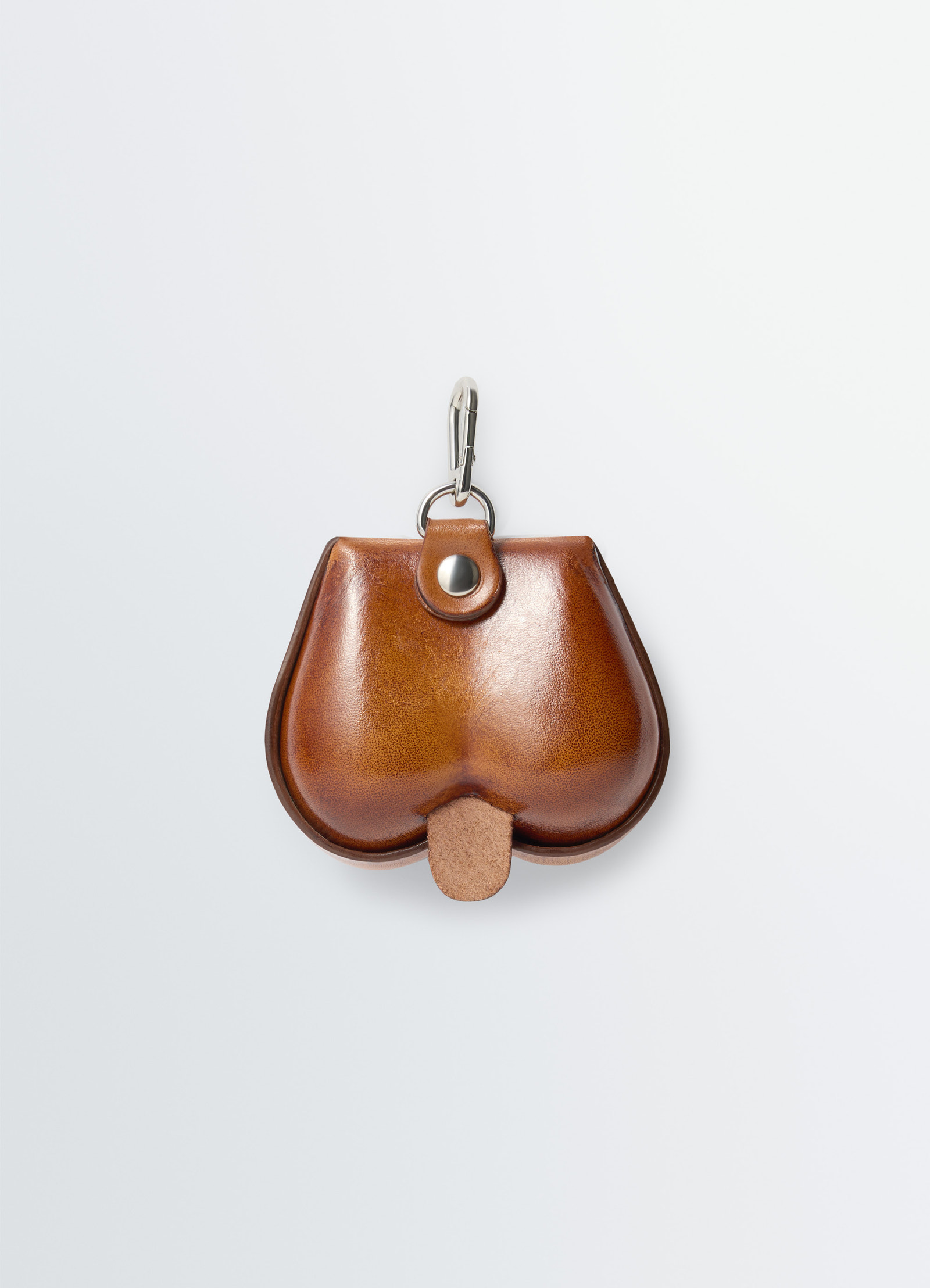 Carlos breast key ring in vegetable-tanned leather, product shot, back view rounded with button flap