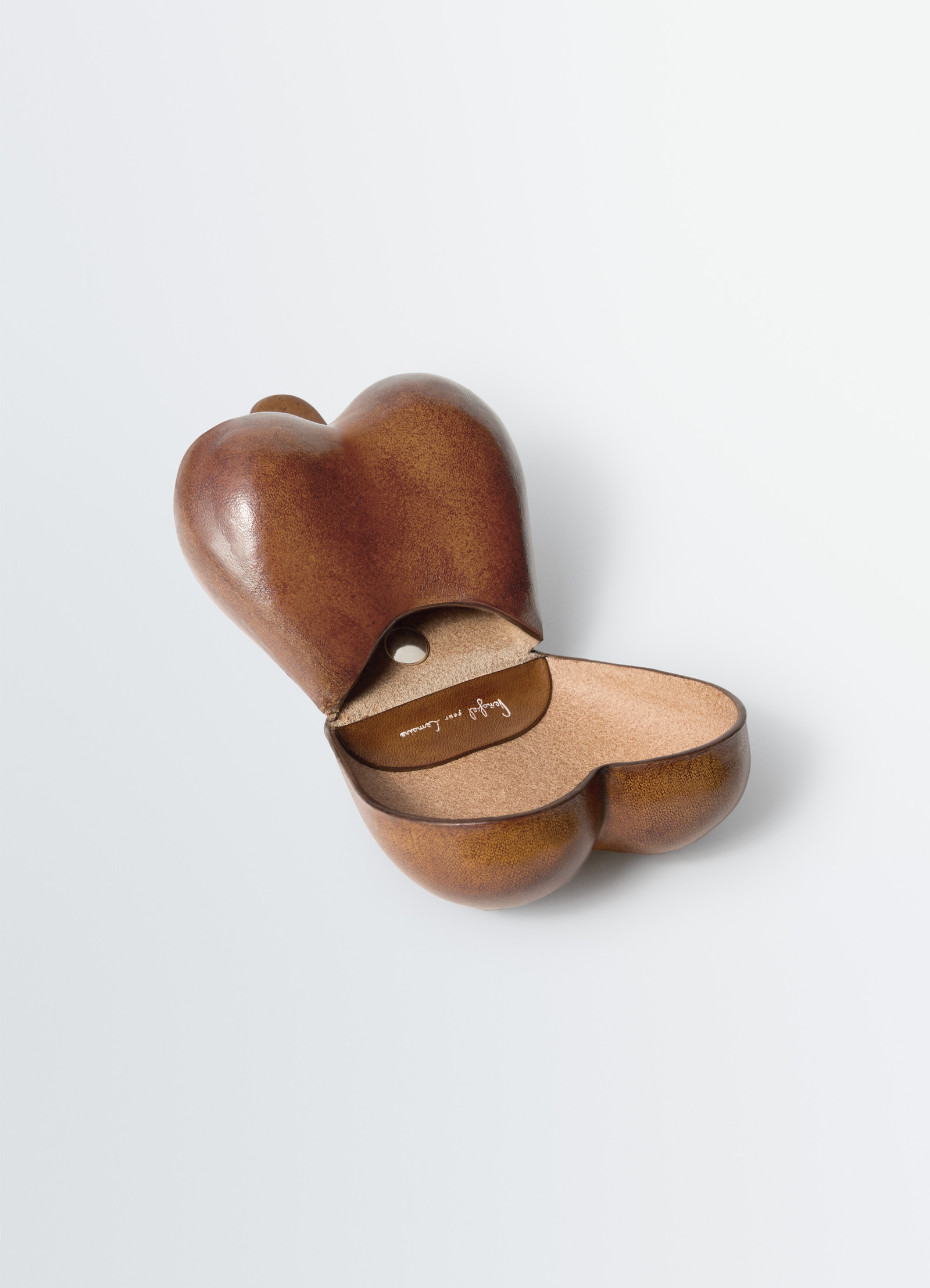 Carlos breast key ring in vegetable-tanned leather, product shot, open angled side view heart-shaped opening