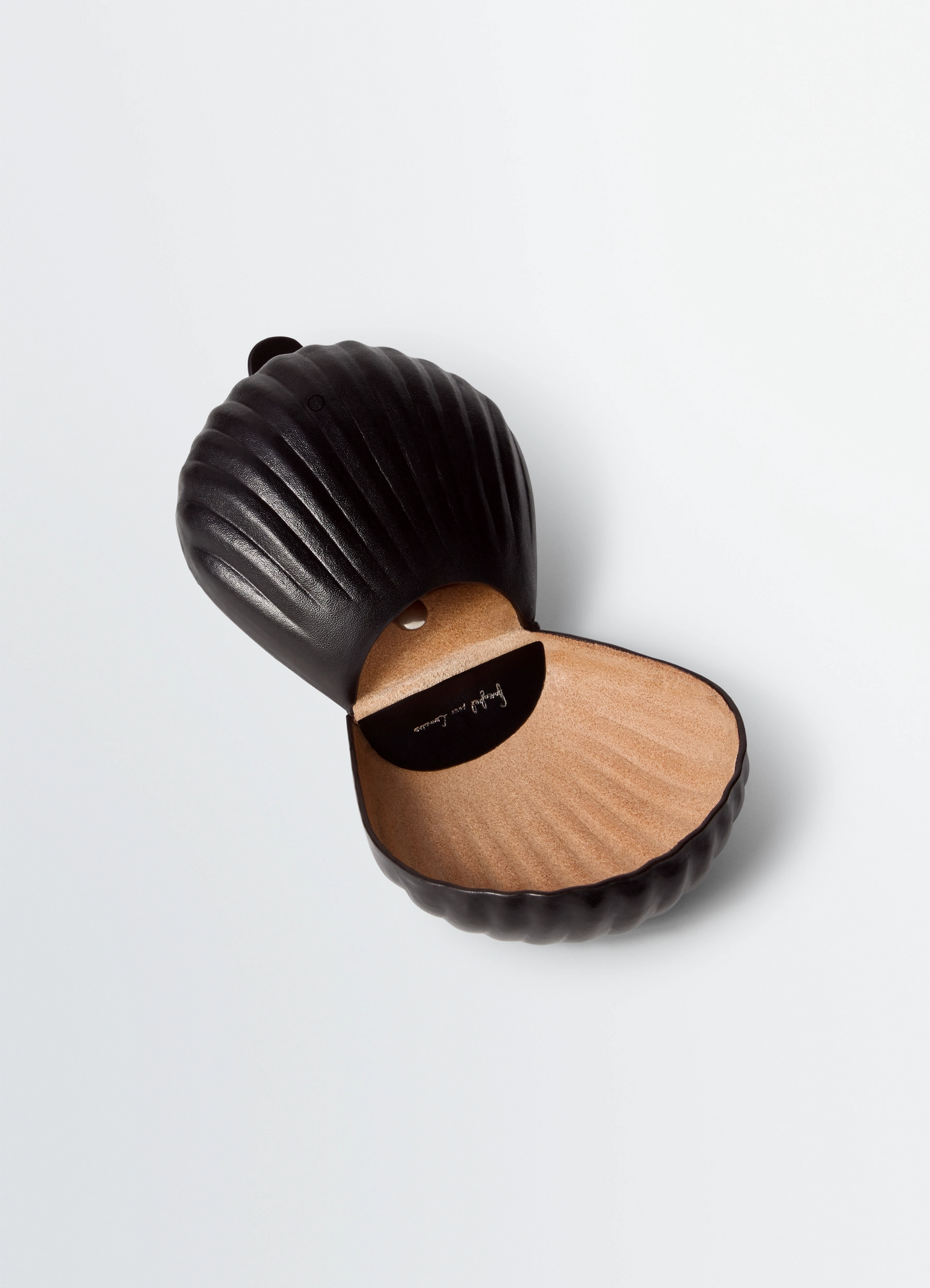 Carlos shell key ring in leather, product shot, angle top view textured interior shot