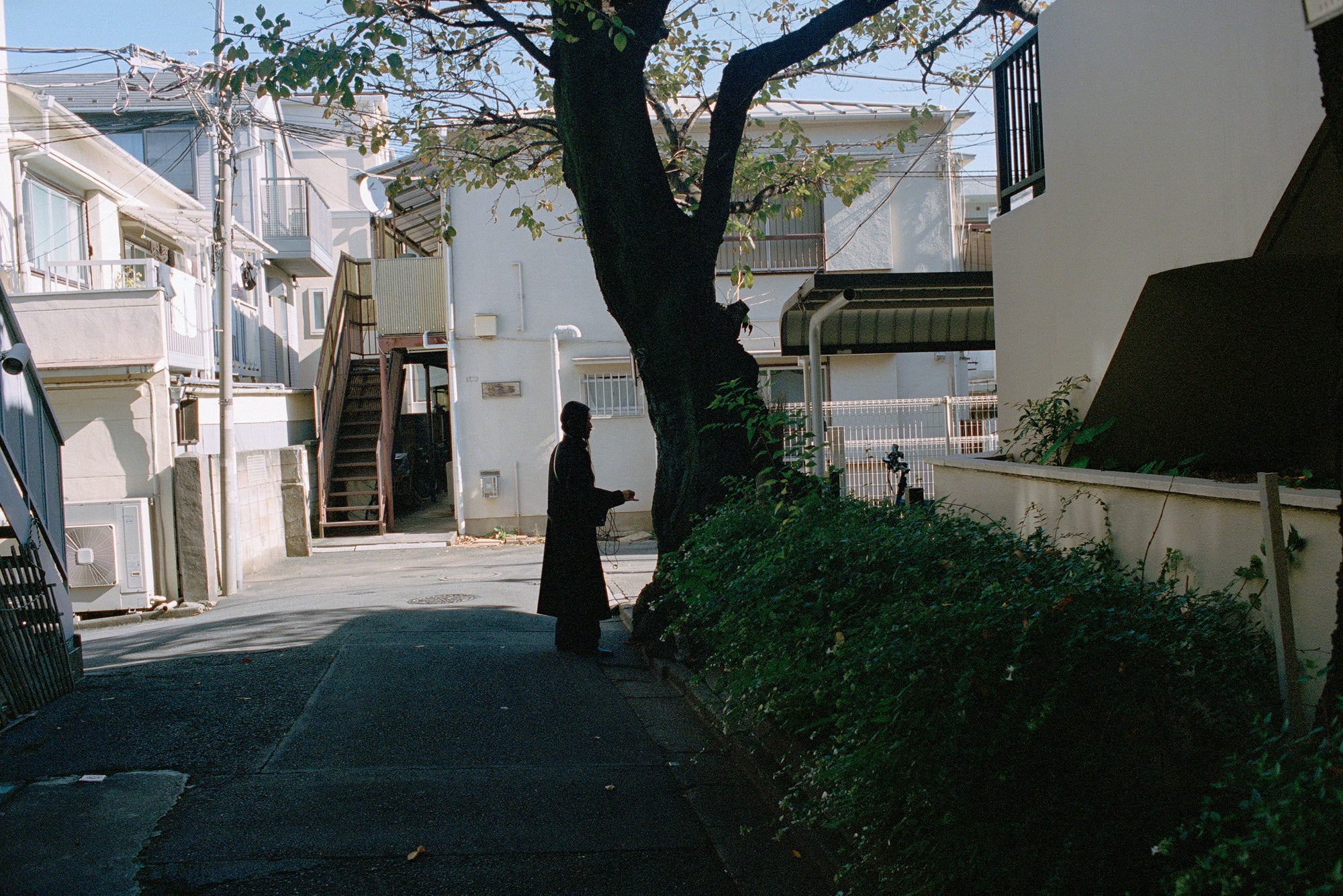 Long coat in Dark fabric, Side view Loose fit