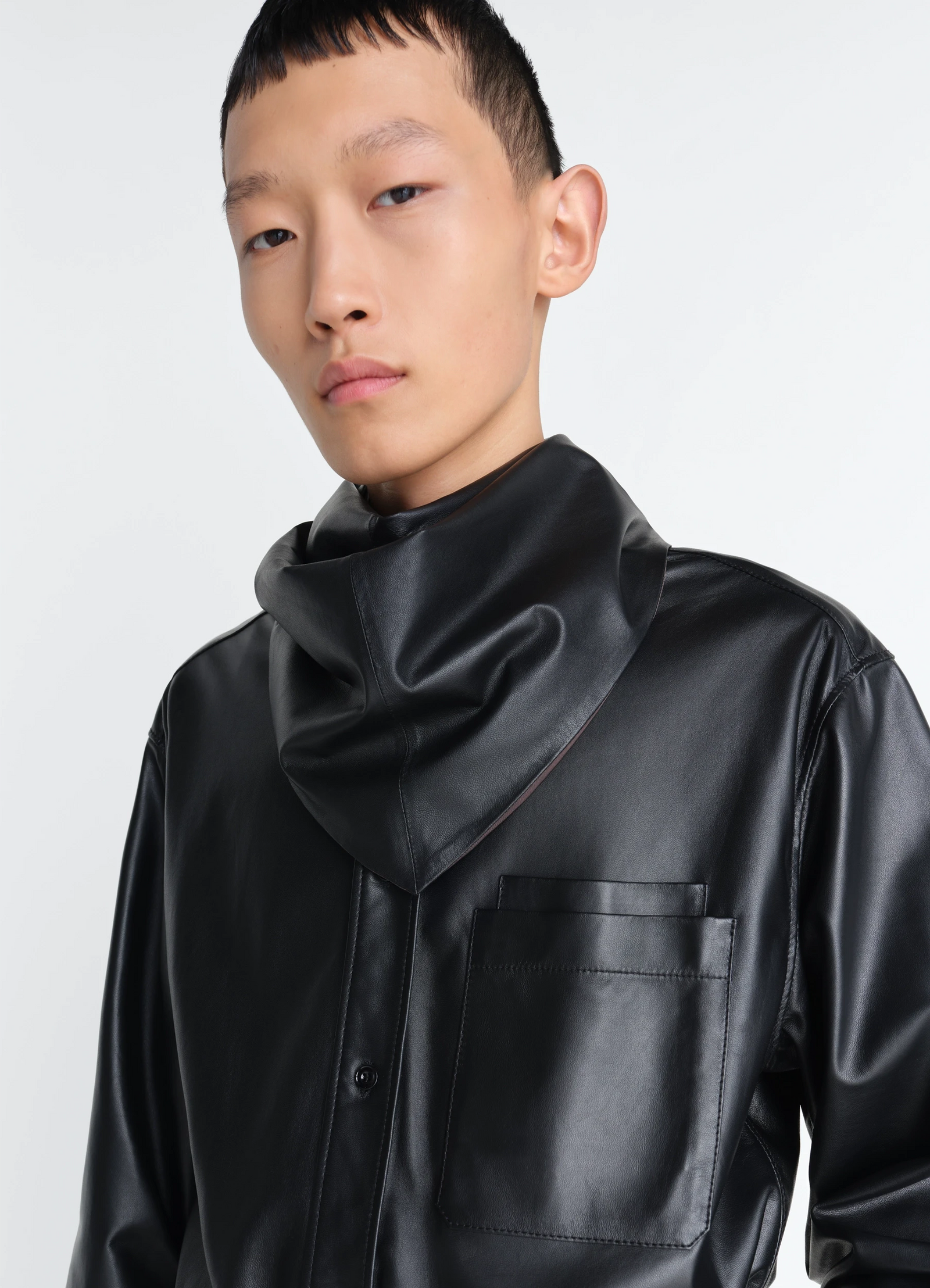 Large leather triangle scarf in nappa lamb leather, model shot, side view glossy draped fit