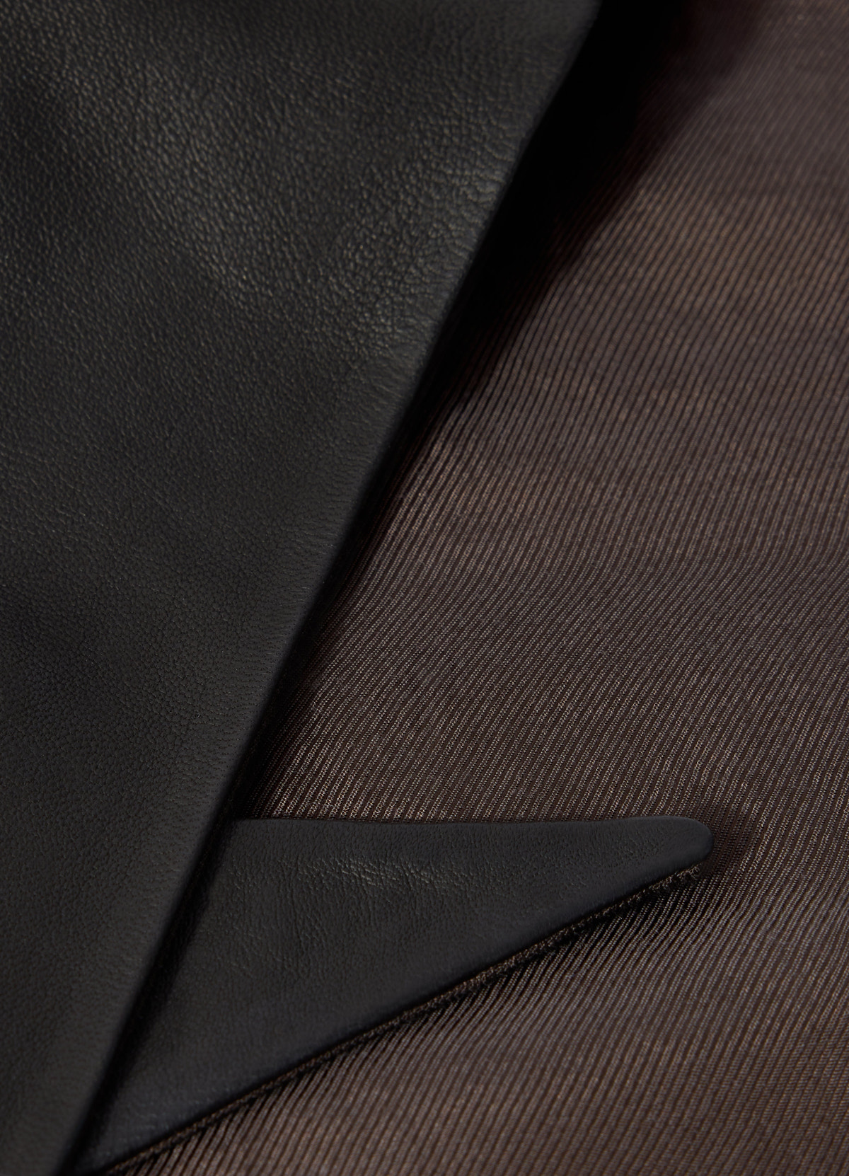 Écharpe large en cuir et soie, coloris noir, vue produit, texture visible