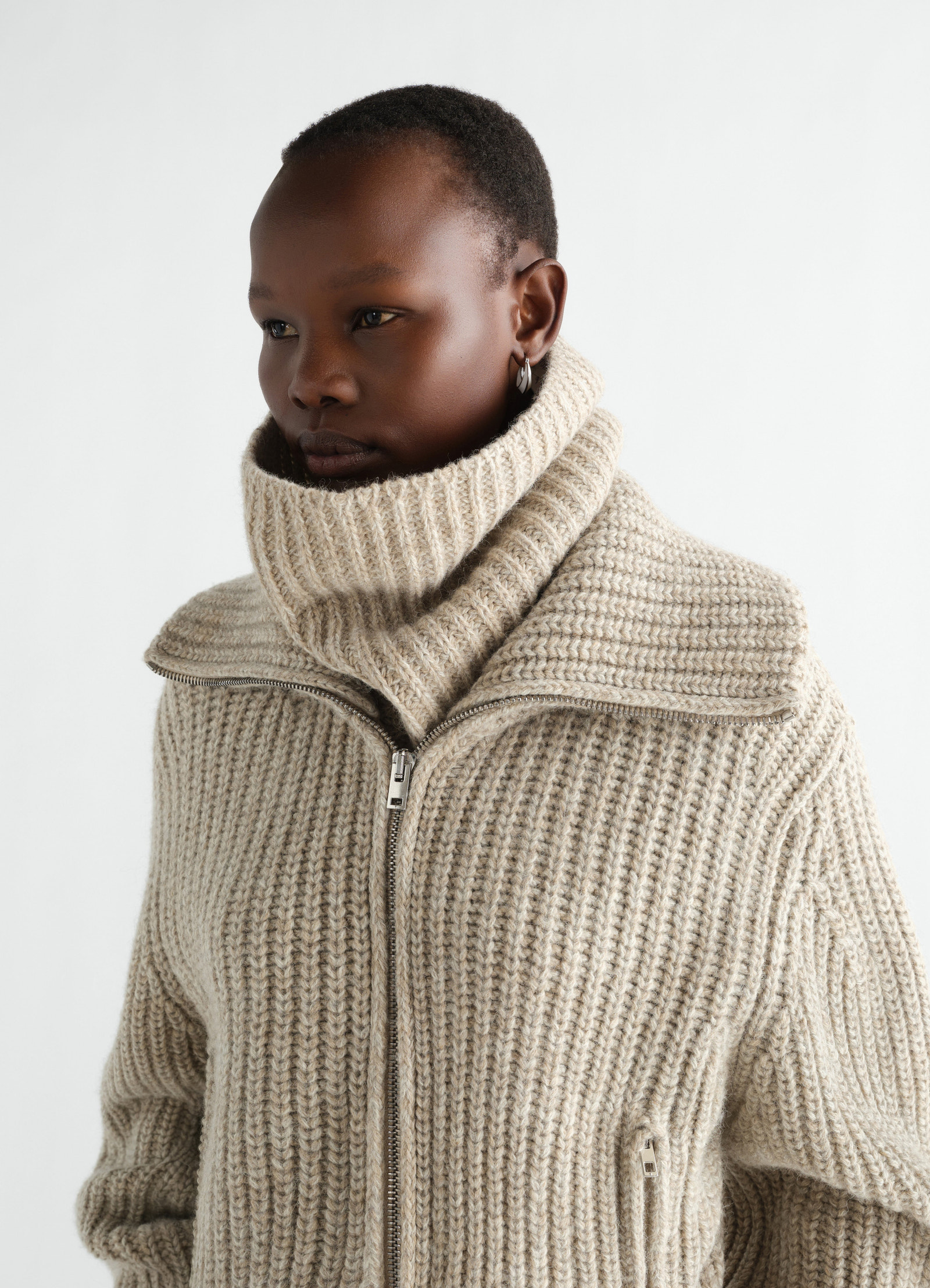 Neck warmer in beige alpaca and yak wool blend lemaire worn by model close-up with zipper detail