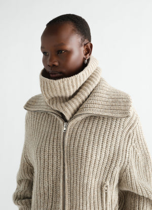 Neck warmer in beige alpaca and yak wool blend lemaire worn by model close-up with zipper detail
