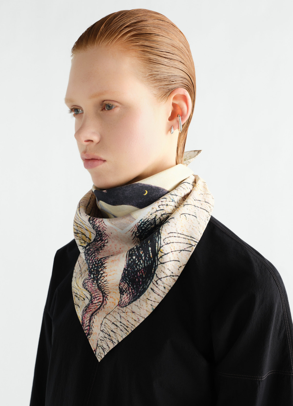 Foulard en soie mélangée imprimée "la nuit 1972" 60x60cm, coloris crème, porté par un mannequin, vue de profil, motif imprimé visible