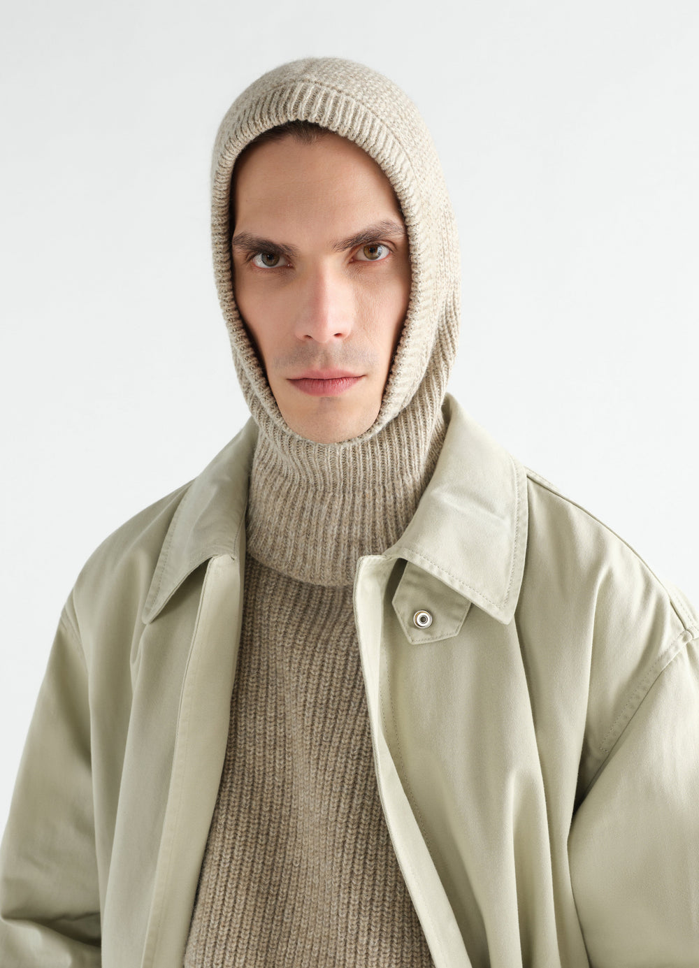 Cagoule en mélange de laine alpaga et yak, coloris beige, porté par un mannequin, vue de face