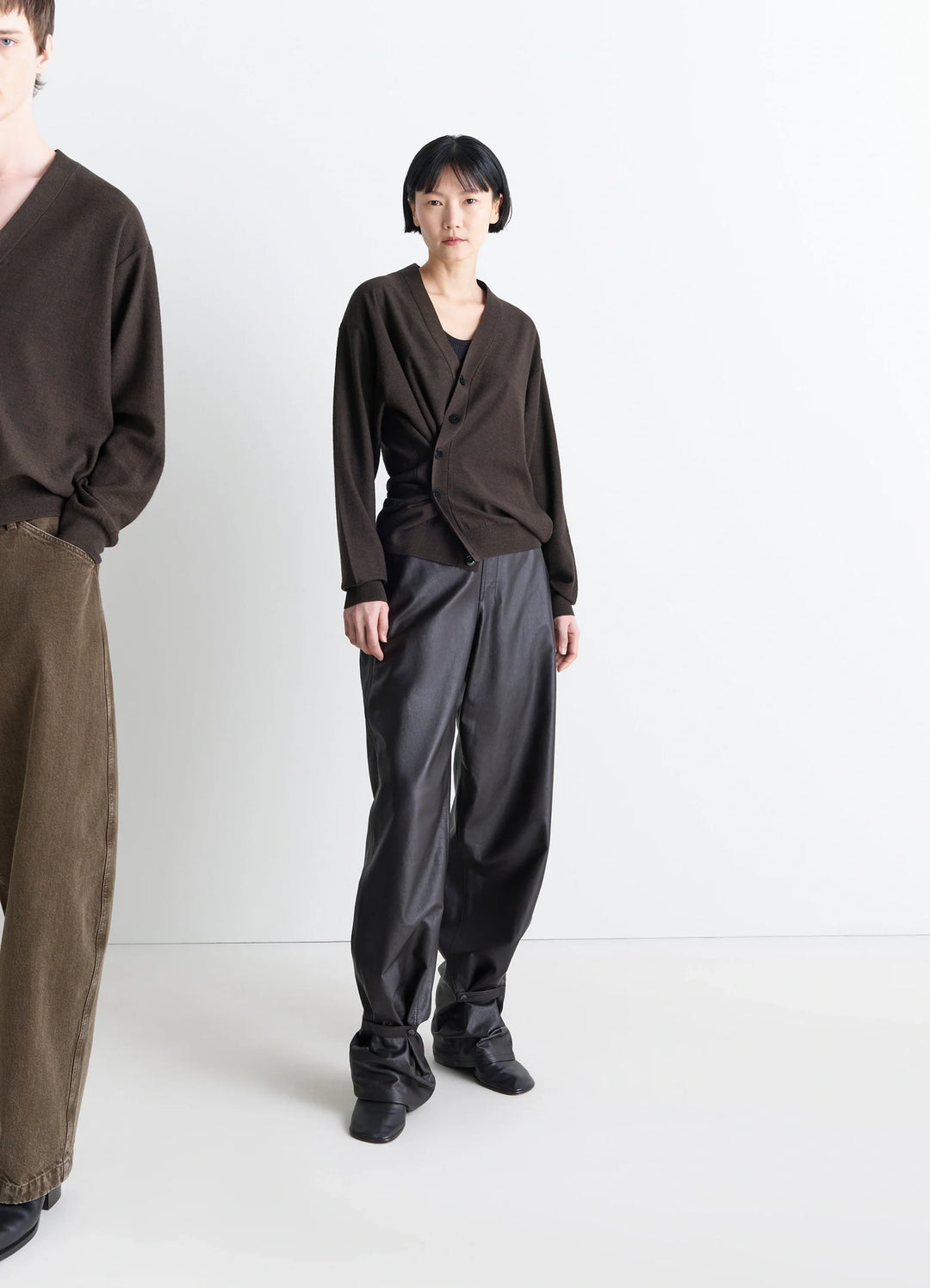RELAXED TWISTED CARDIGAN IN MERINO BLEND - Dark Cacao - Merino RELAXED TWISTED CARDIGAN IN MERINO BLEND - Dark Cacao - Merino