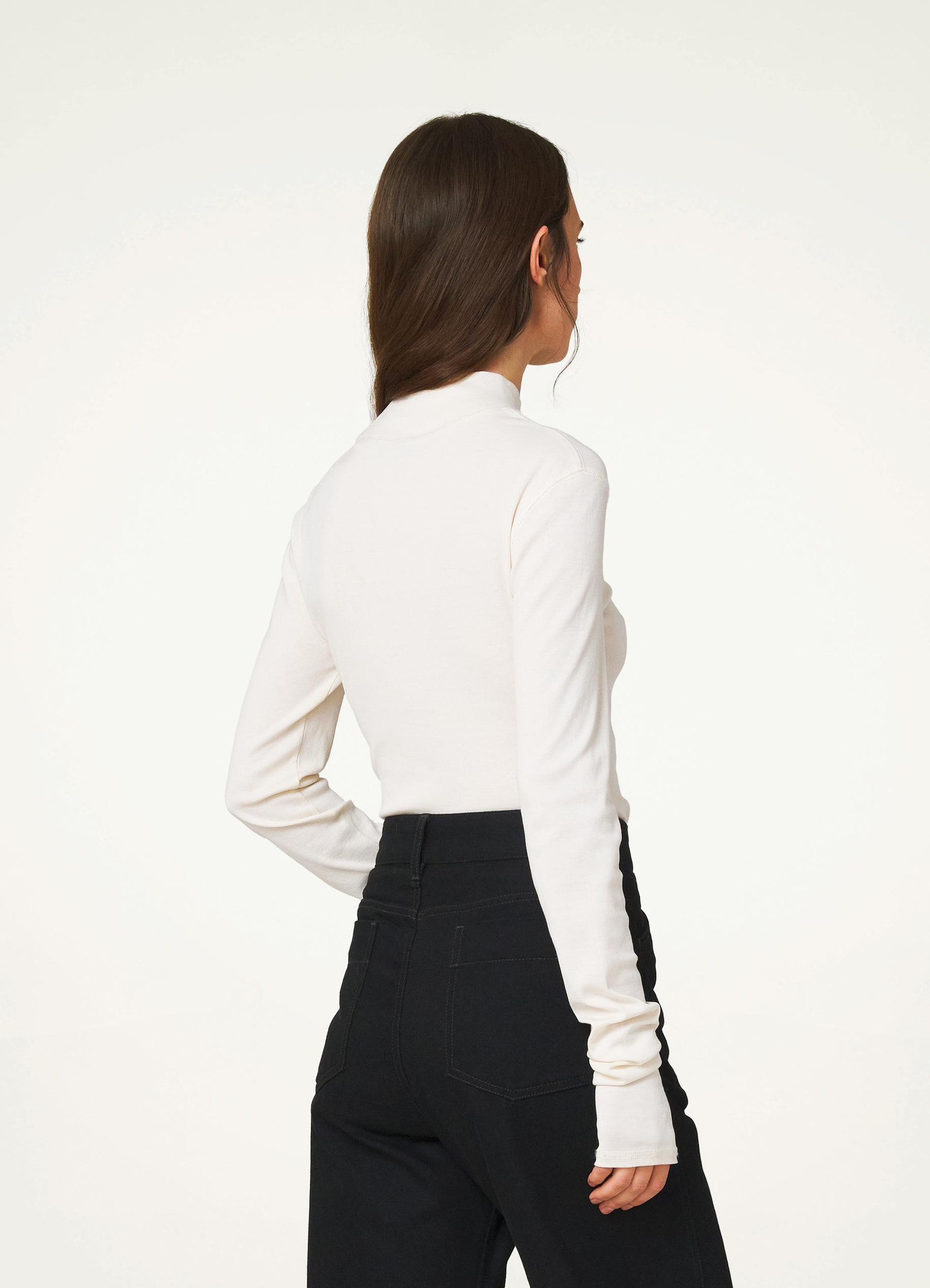 Rib turtleneck in mid-weight jersey, model shot, back view extended sleeves