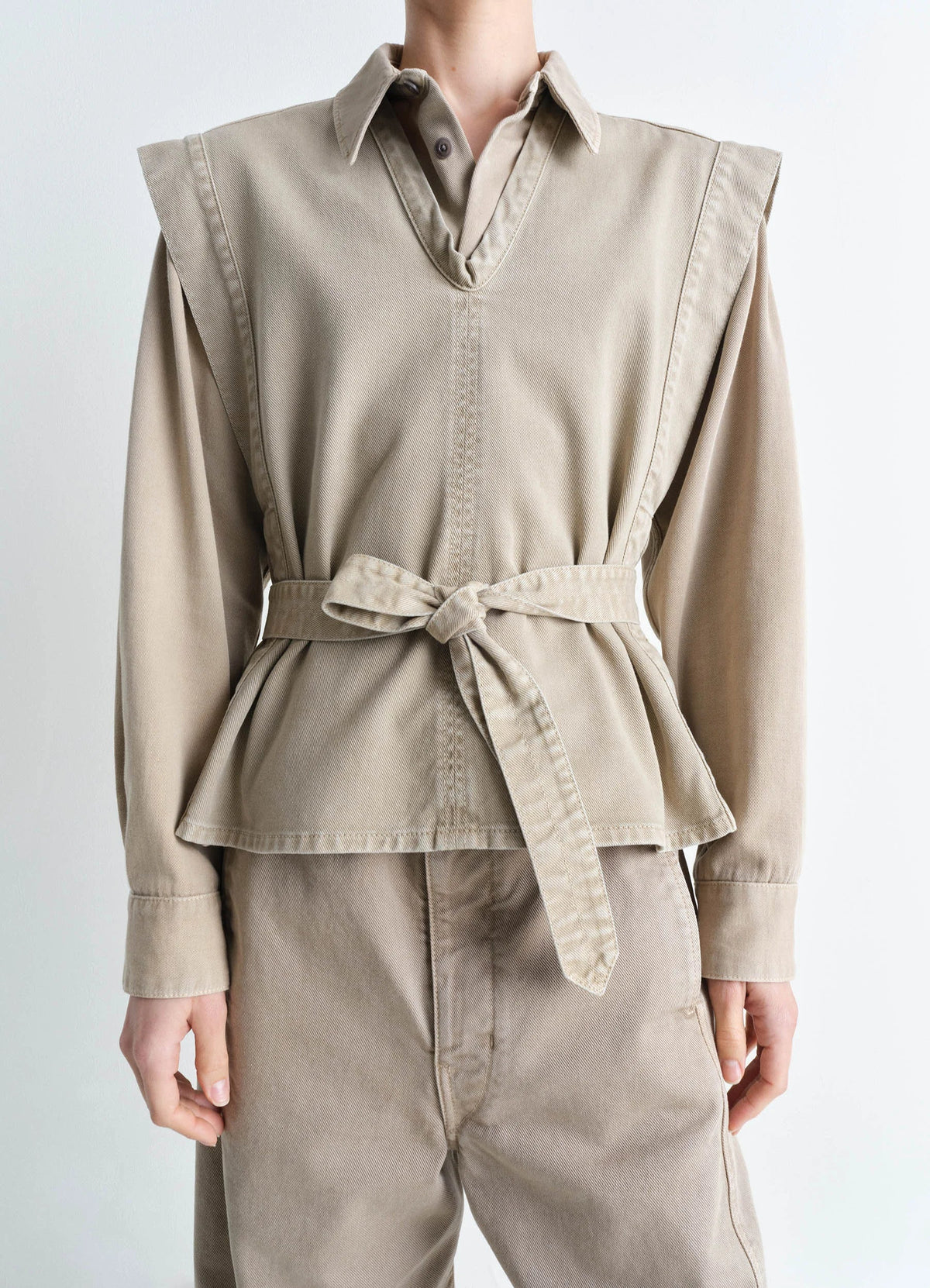 Chasuble in Beige Denim, model shot, Front view Loose fit belted