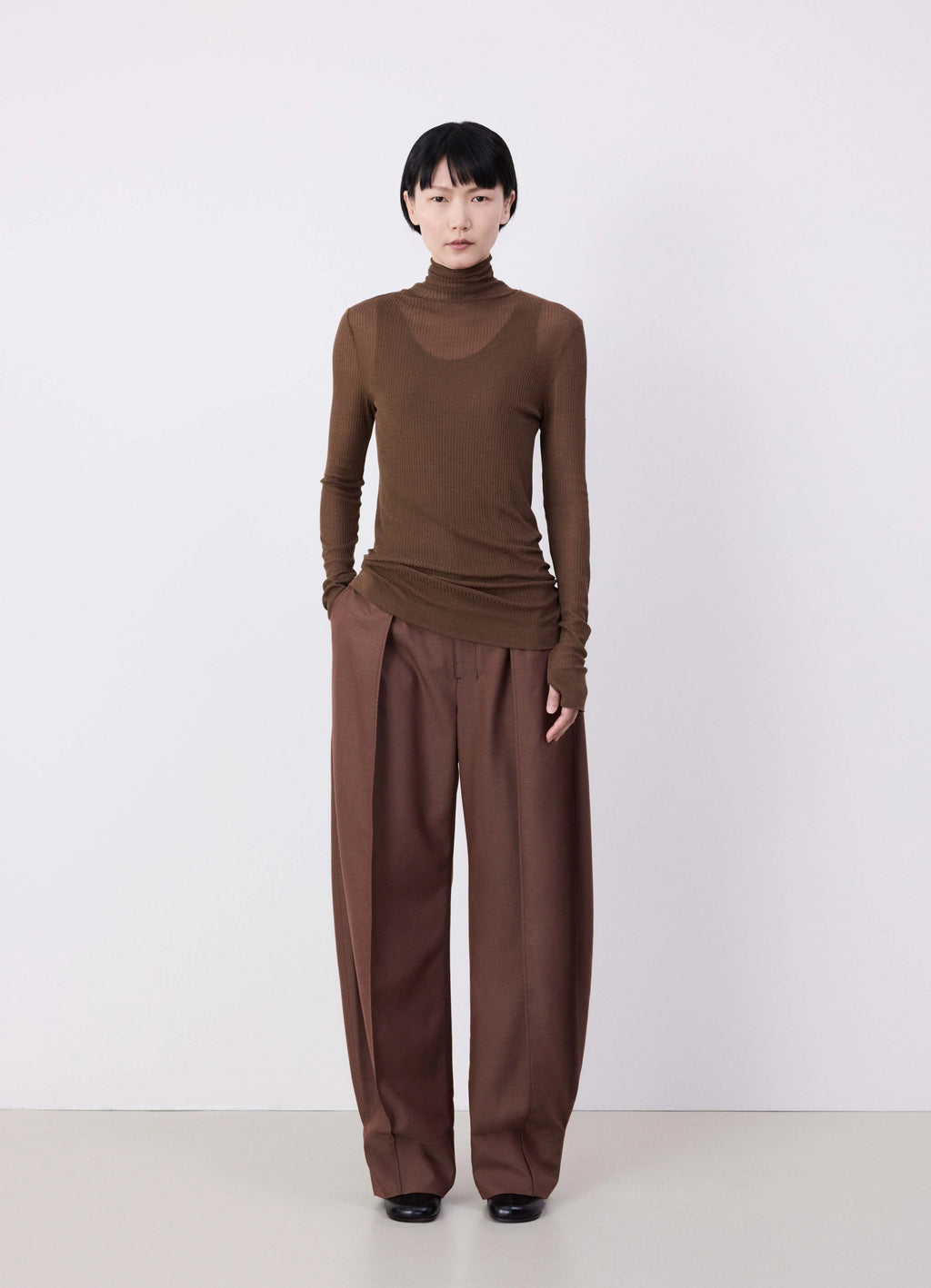 EMO Seamless High Neck Top in viscose silk brown, model shot, front view fitted cut