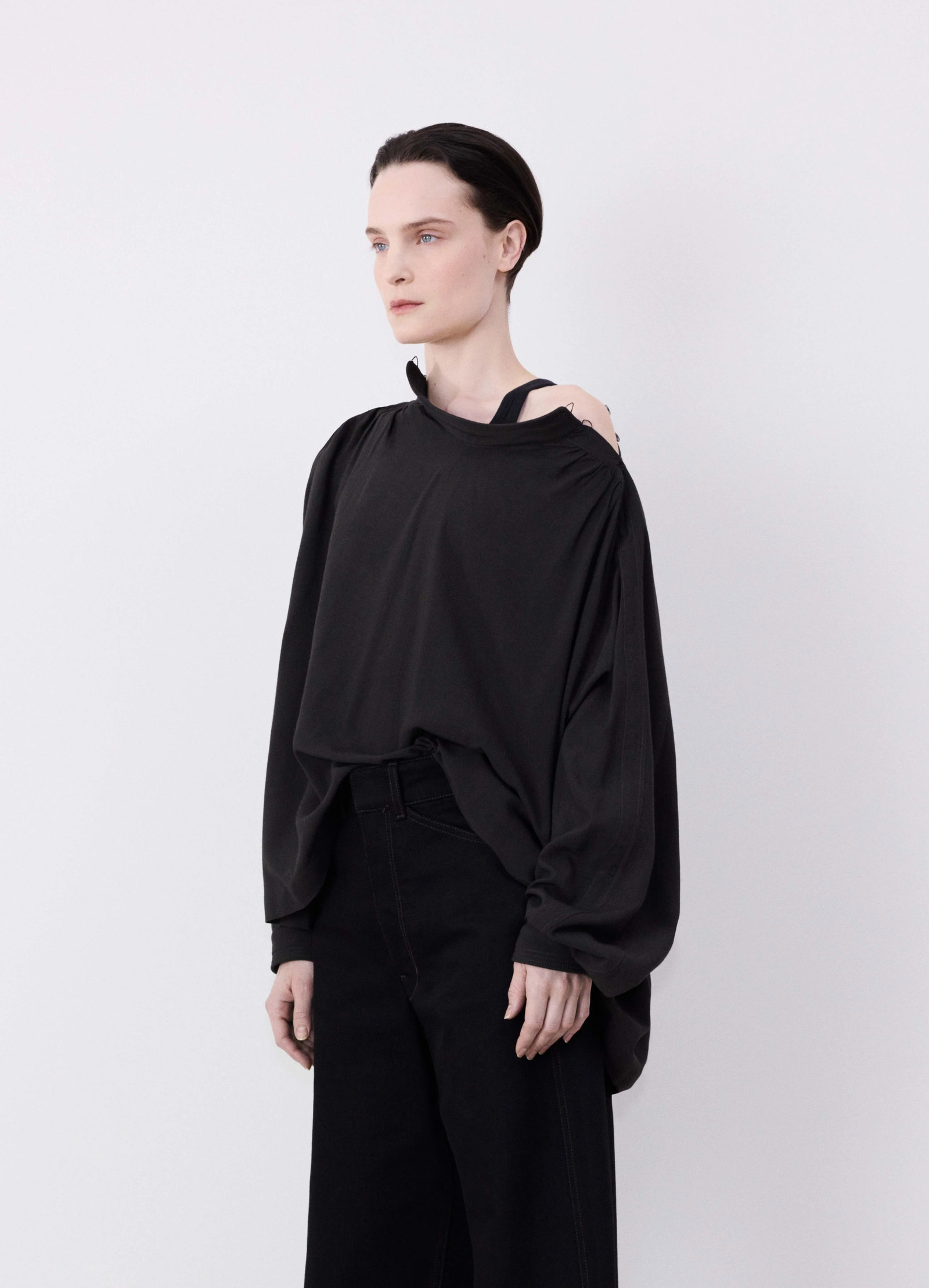 Housse top in viscose and wool blend, model shot, side view voluminous flowy sleeves