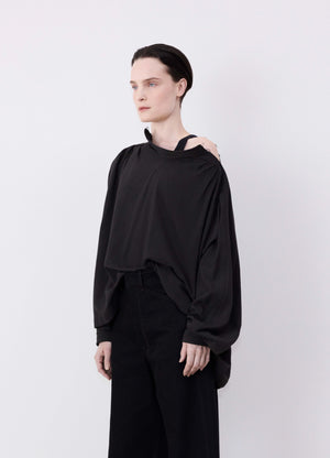 Housse top in viscose and wool blend, model shot, side view voluminous flowy sleeves
