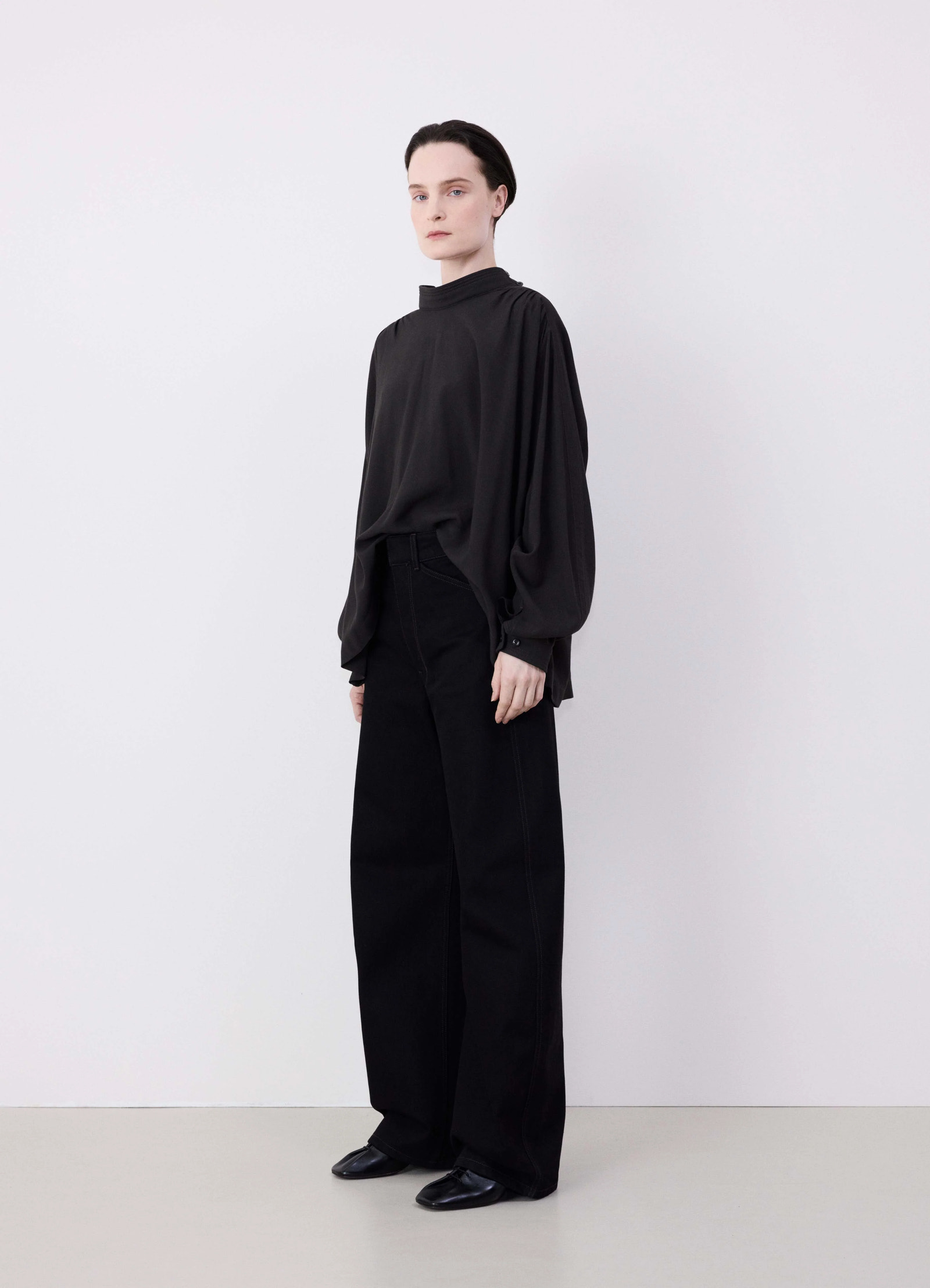 Housse top in viscose and wool blend, model shot, three-quarter view draped silhouette
