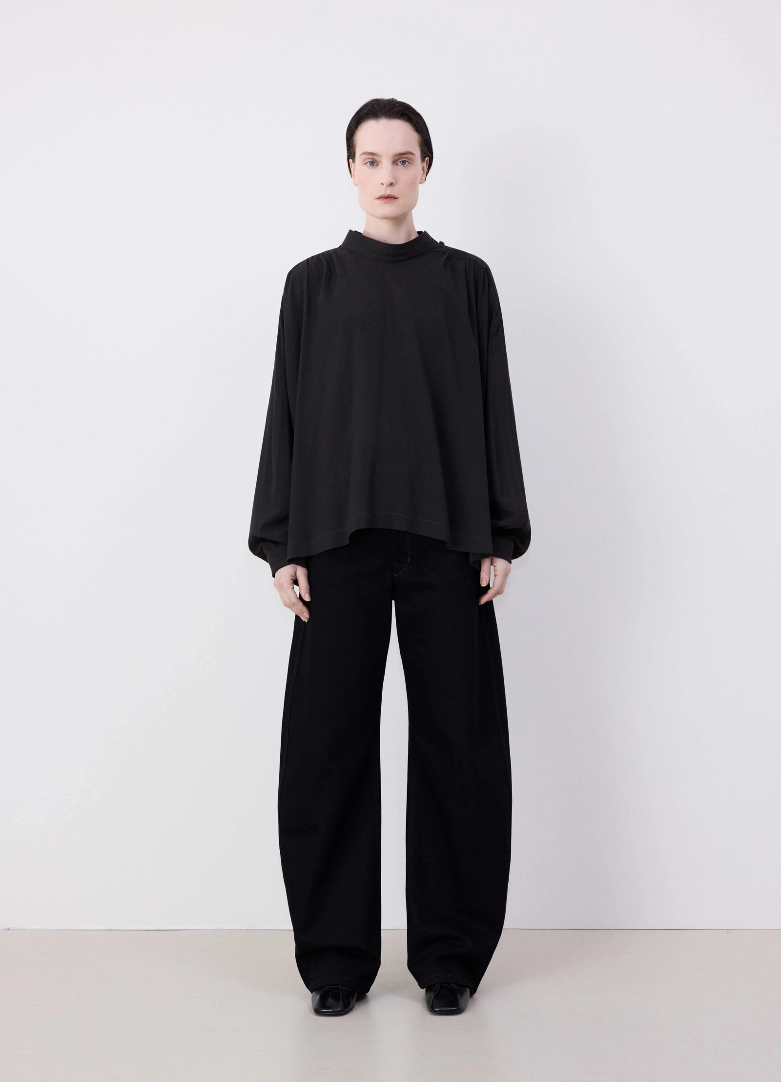 Housse top in viscose and wool blend, model shot, front view relaxed fit
