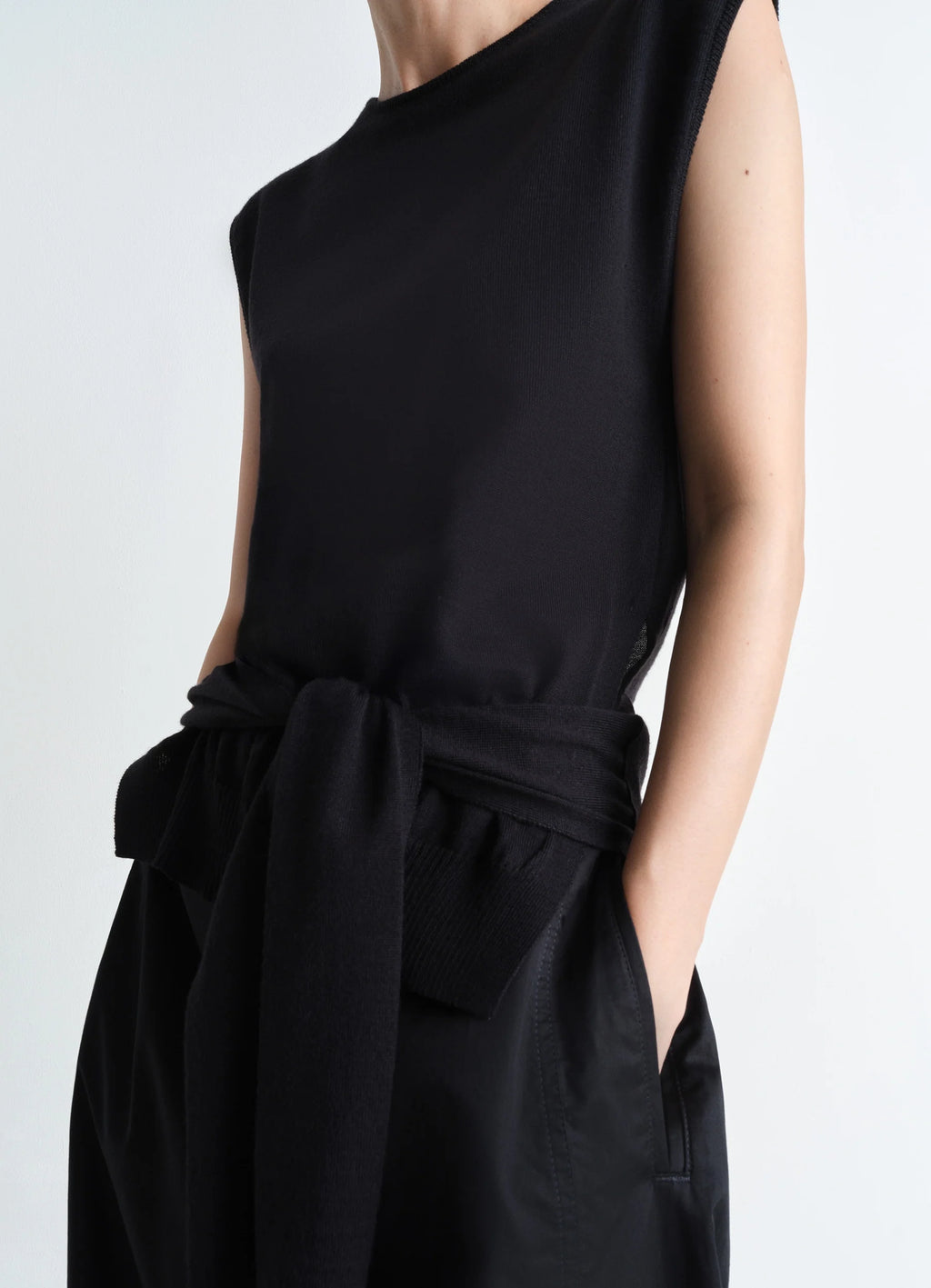 TROMPE-L’ŒIL ÄRMELLOSER PULLOVER