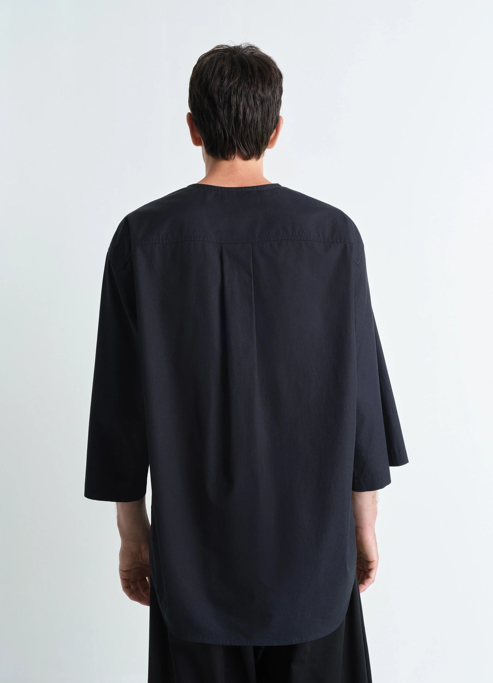 Short sleeve henley top in black heavy cotton poplin, model shot, back view back pleat detail