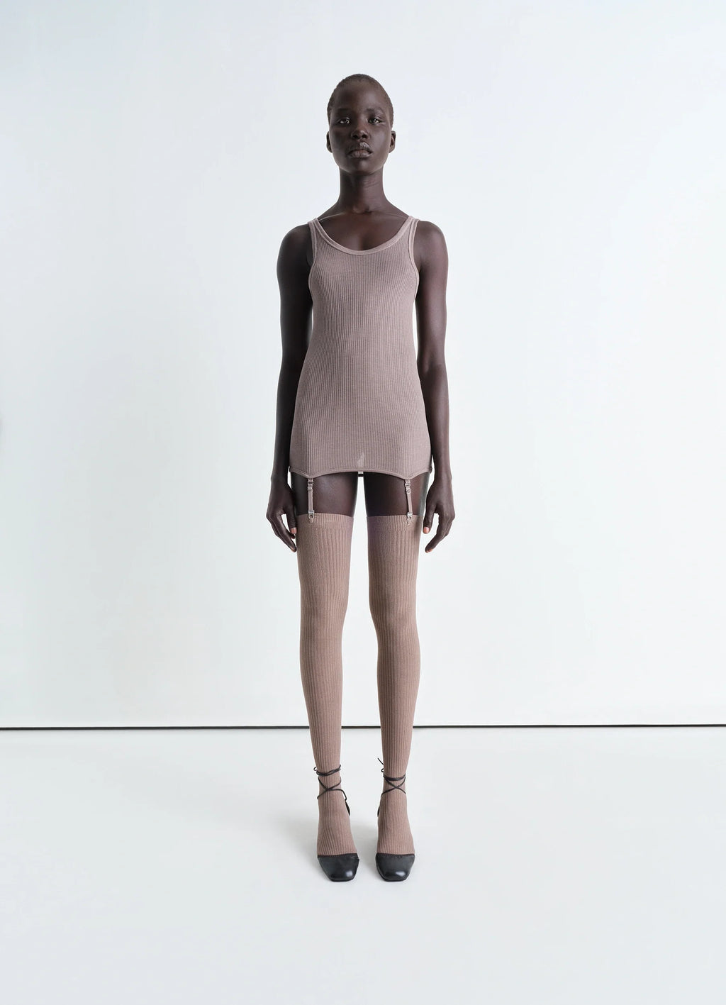 NAHTLOSES GERIPPTES TANKTOP MIT TRÄGERN