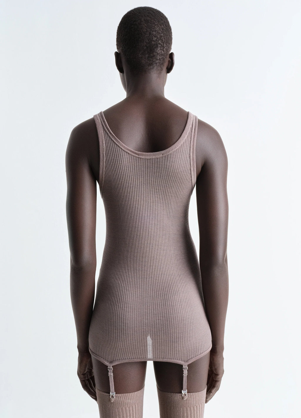 NAHTLOSES GERIPPTES TANKTOP MIT TRÄGERN