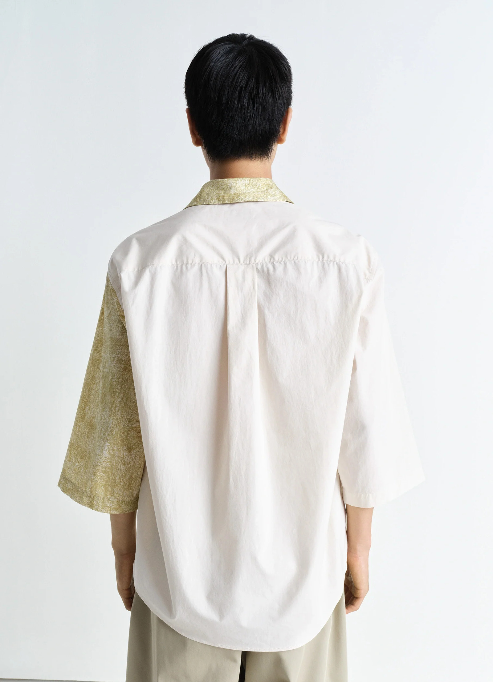 Philippe weisbecker short sleeve po in light cotton pattern, model shot, back view straight hem, relaxed fit