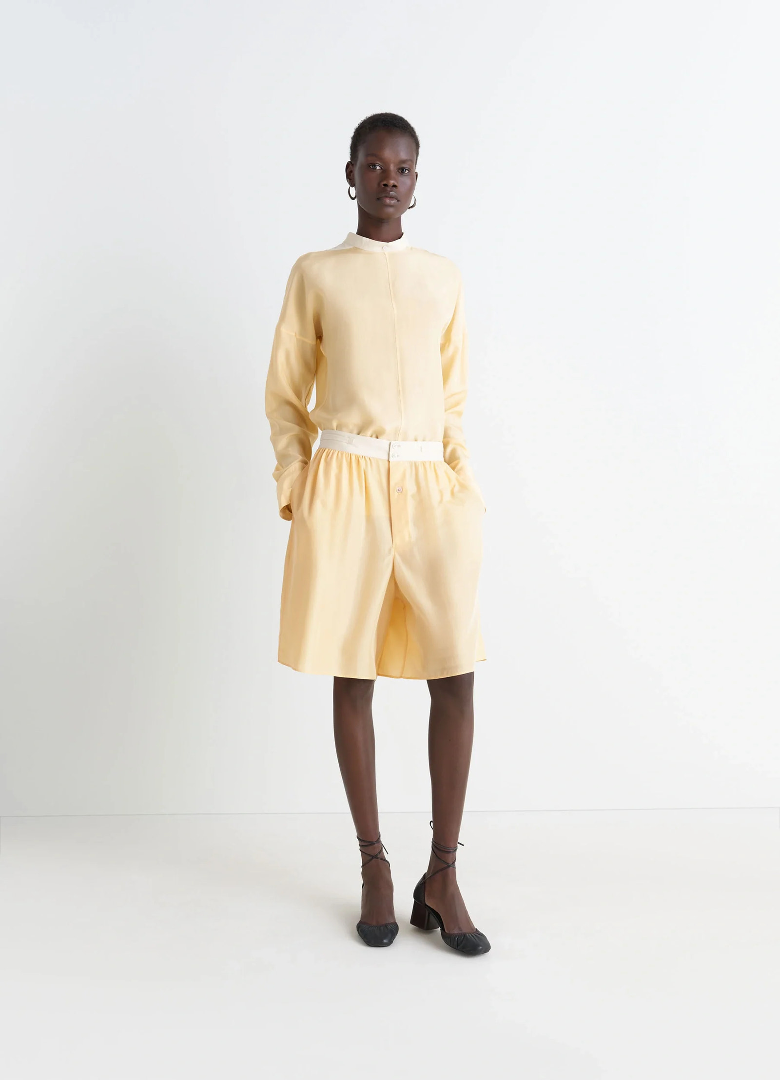 Light plastron top in silk pongee, model shot, porte side view soft draped fit