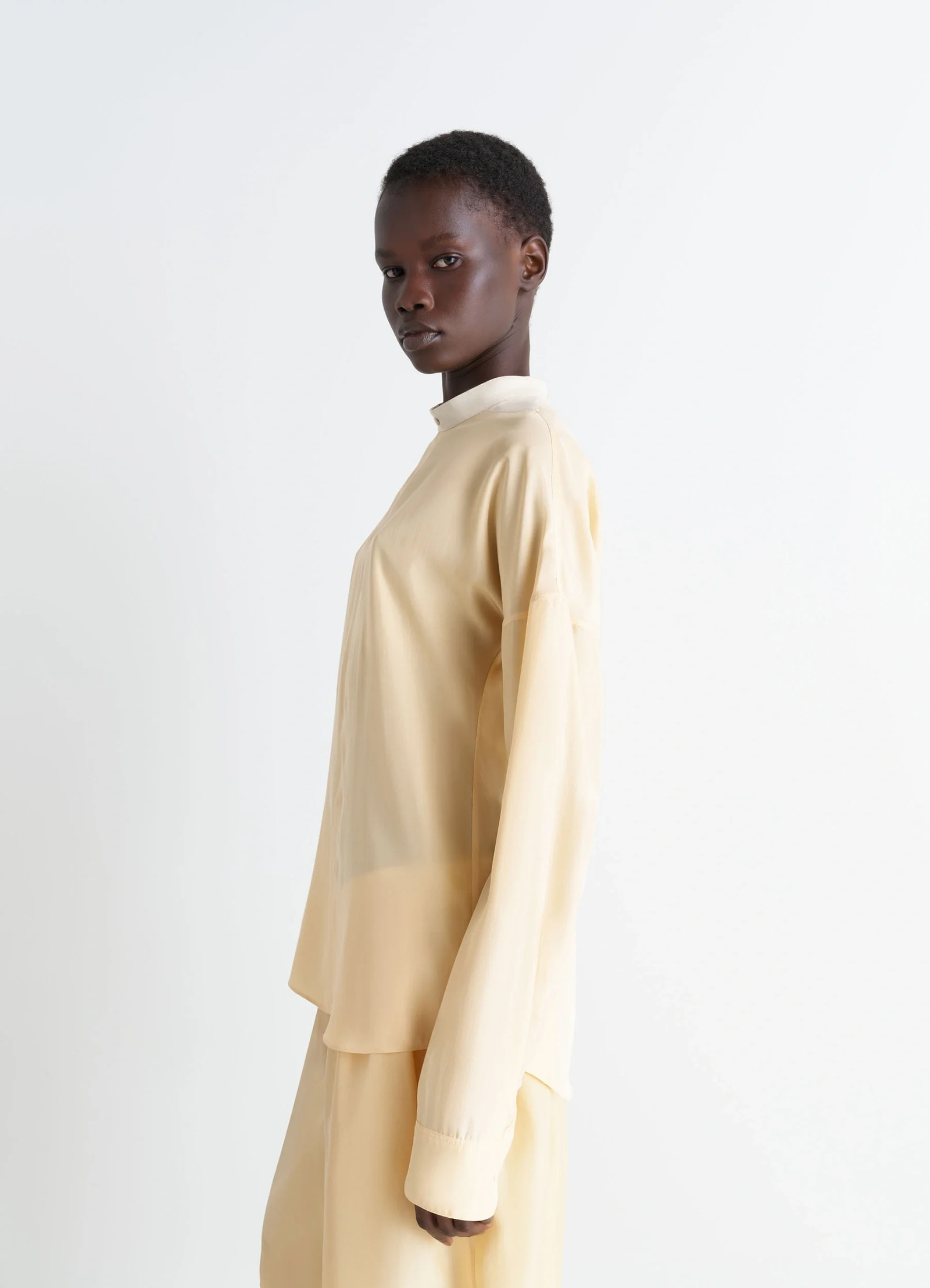 Light plastron top in silk pongee, model shot, right side view relaxed fit, minimalist collar