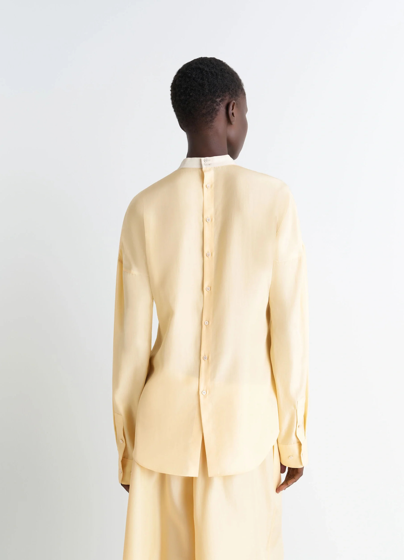 Light plastron top in silk pongee, model shot, left back view straight hem, loose fit