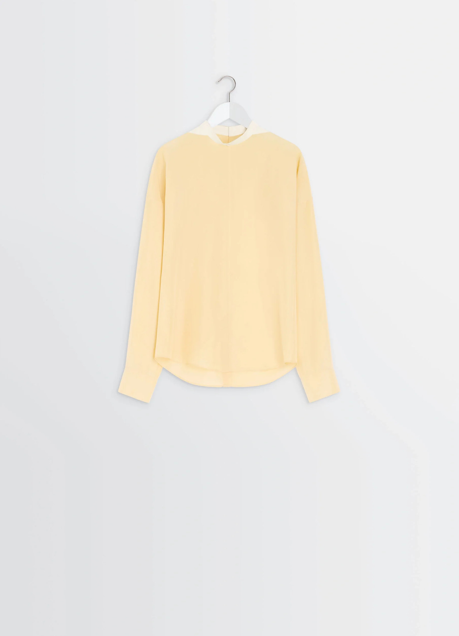 Light plastron top in silk pongee, product shot, back full view asymmetrical hem, sleek fit
