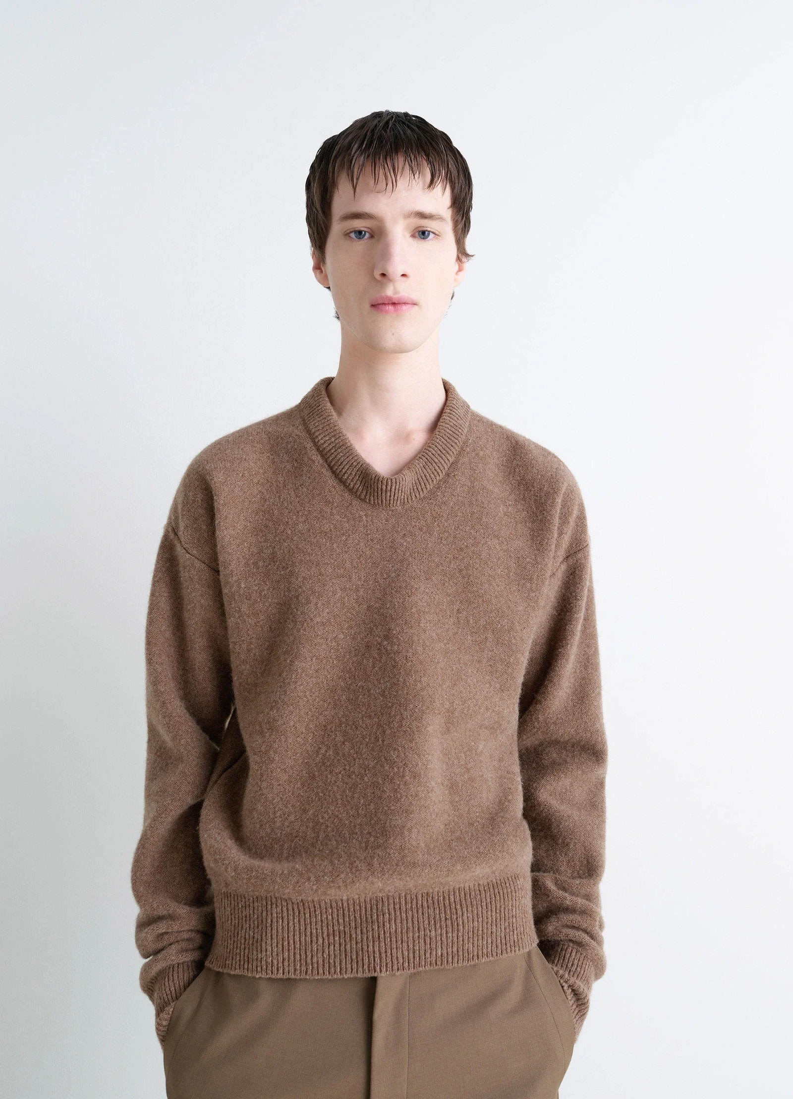 Boxy v neck sweater in shetland wool, model shot, front view boxy fit