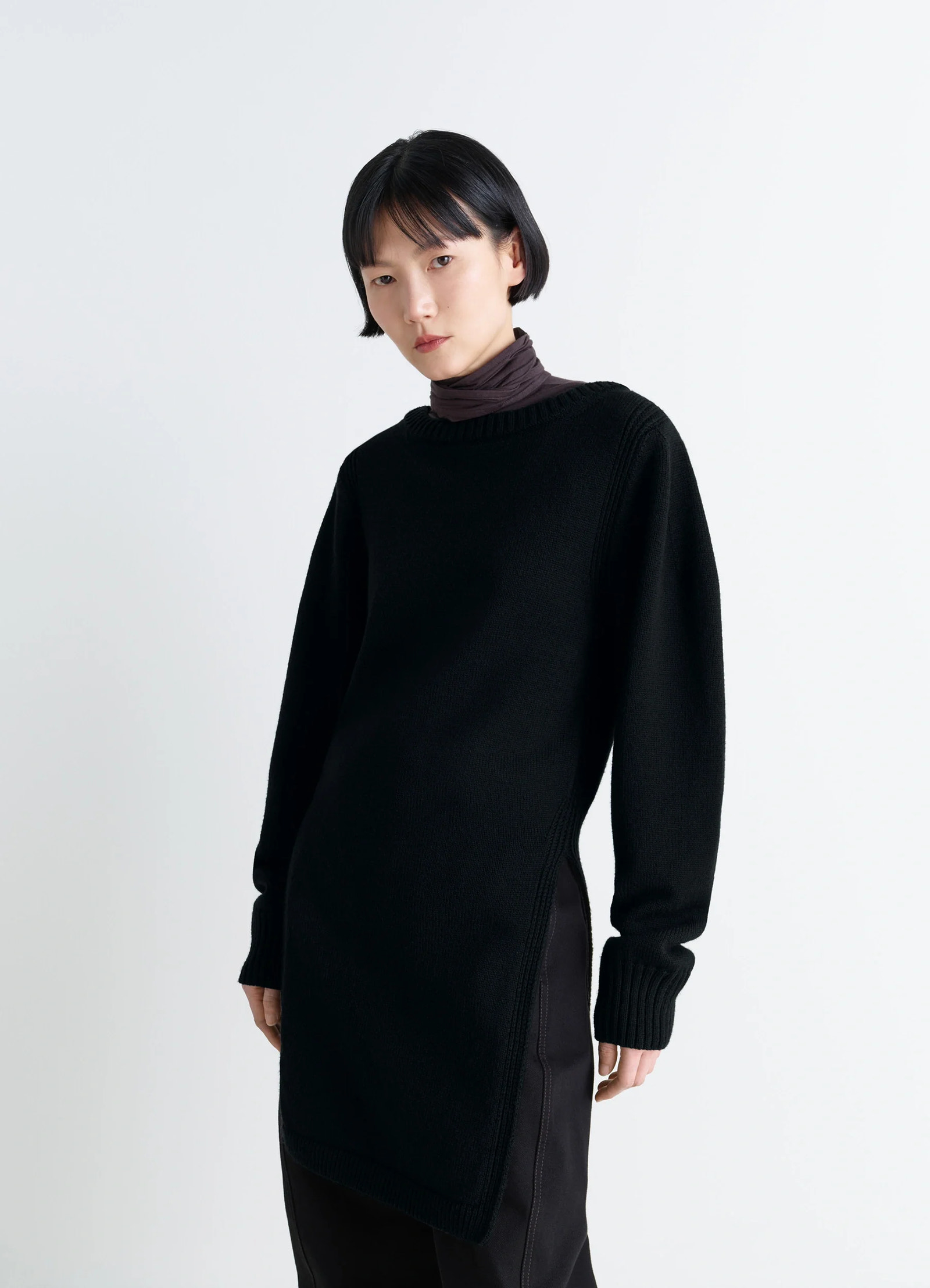 Sweater with slits in combed wool black, model shot, side view ribbed cuffs