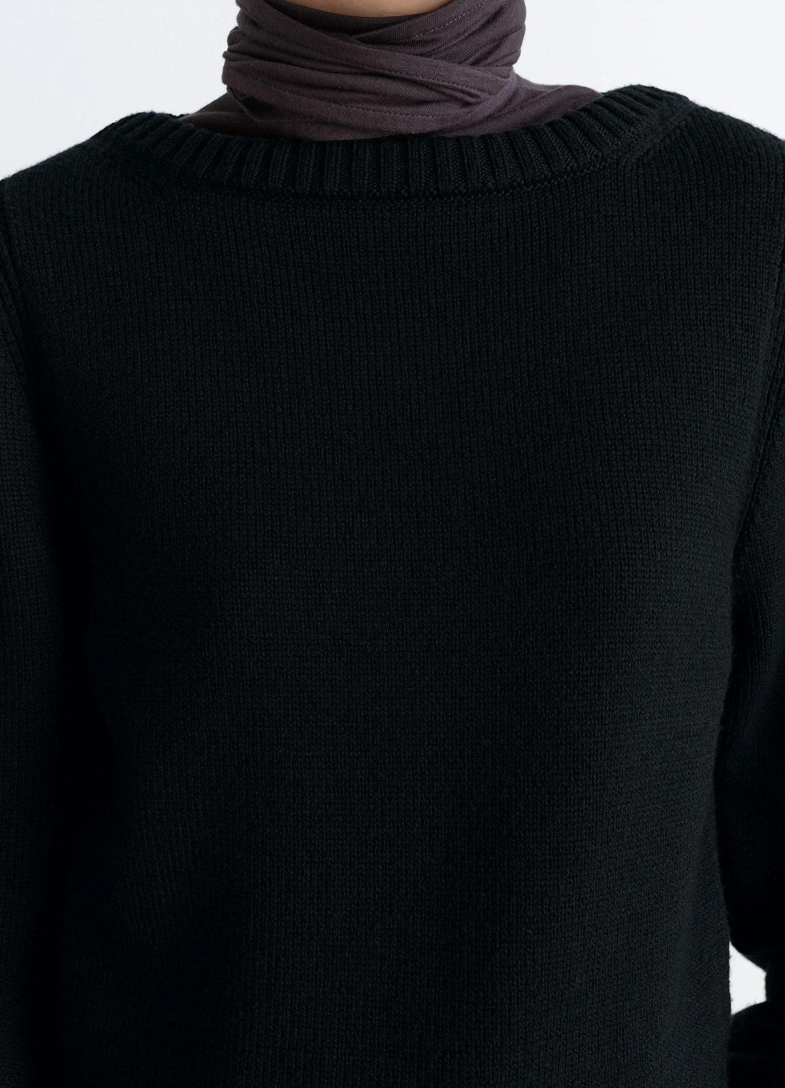 Sweater with slits in combed wool black, model shot, close-up neck ribbed neckline