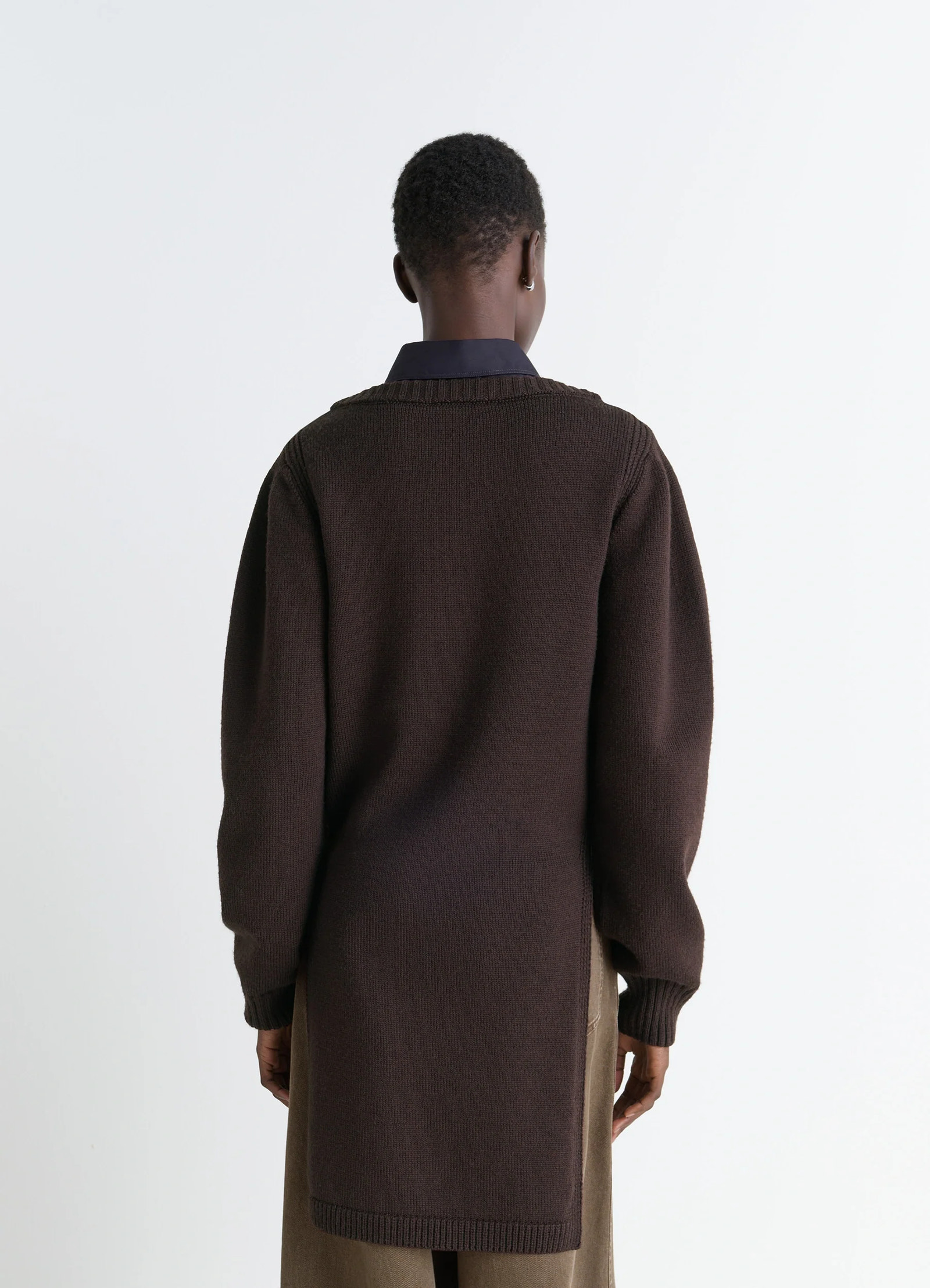 Sweater with slits in dark brown combed wool, model shot, back view ribbed hem detail