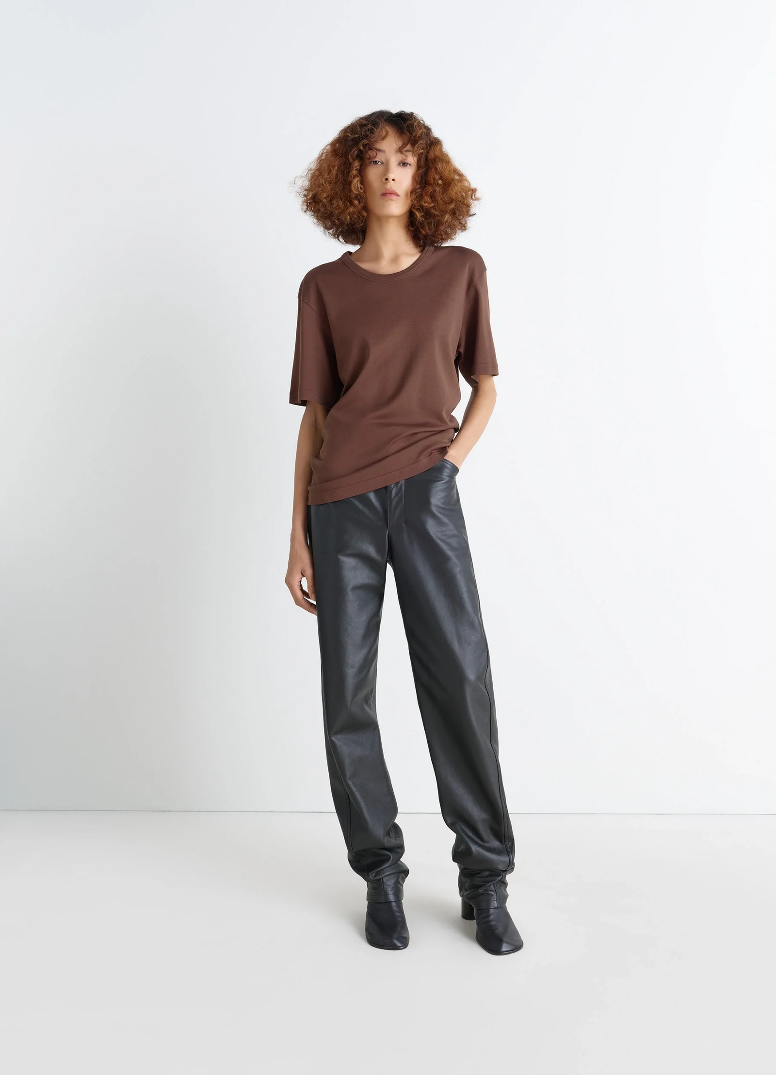 Lemaire rib t-shirt in brown cotton jersey, model shot, side view relaxed fit