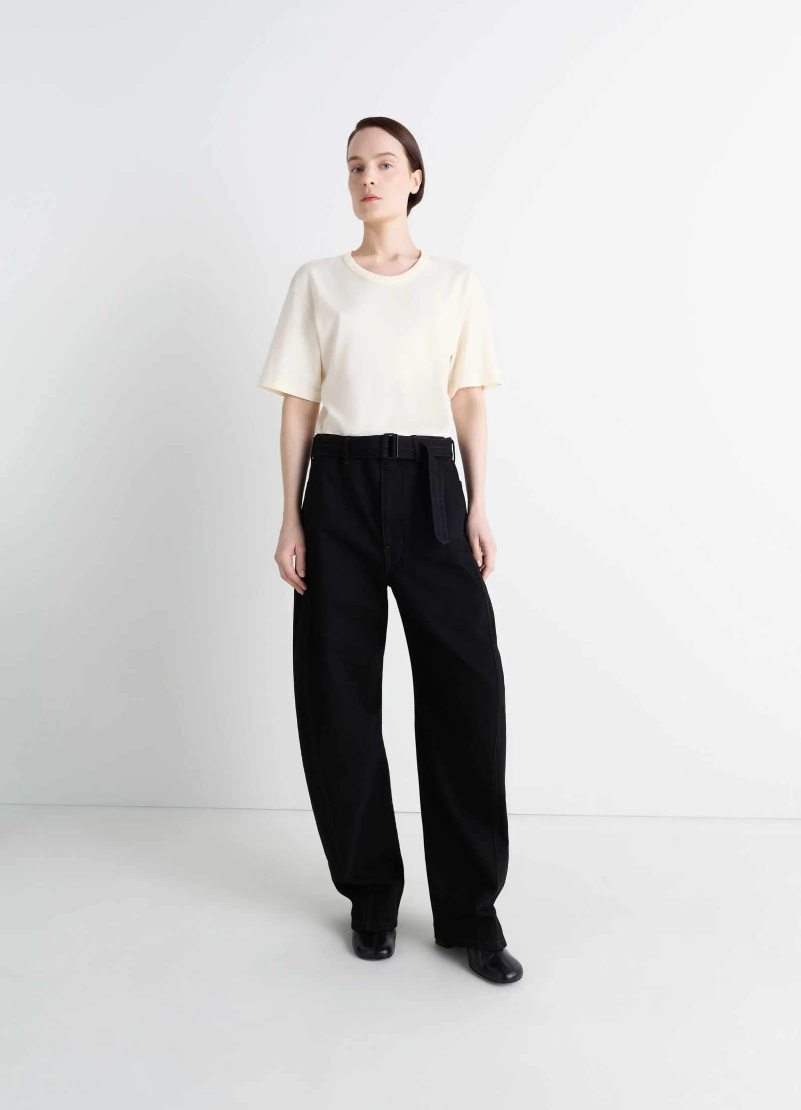 Lemaire rib t-shirt in flowing cotton jersey, model shot, three-quarter view textured ribbing detail