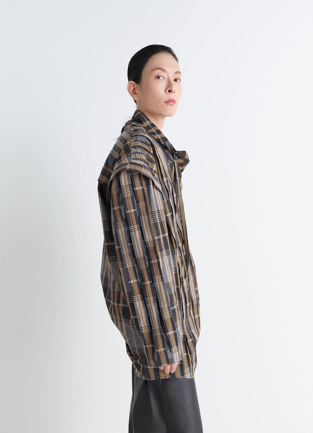 Vareuse Top with Straps in Satin-finish cotton, model shot, profile view check pattern, sleeve detail