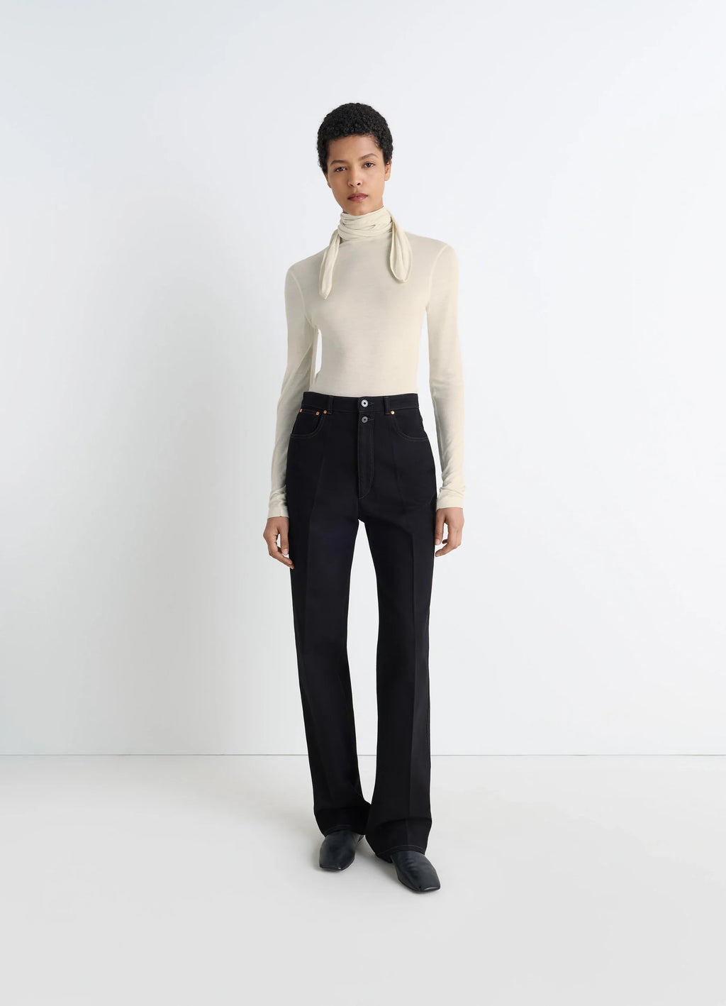 Foulard Top with Patchs in Lightweight Viscose and Silk, model shot, three-quarter view scarf detail loose styling