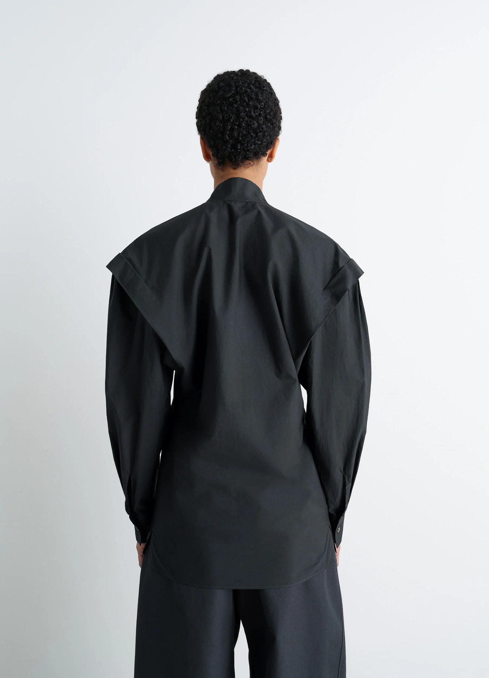 Ascot blouse in washed cotton-silk blend, model shot, back view extended yoke, button cuffs