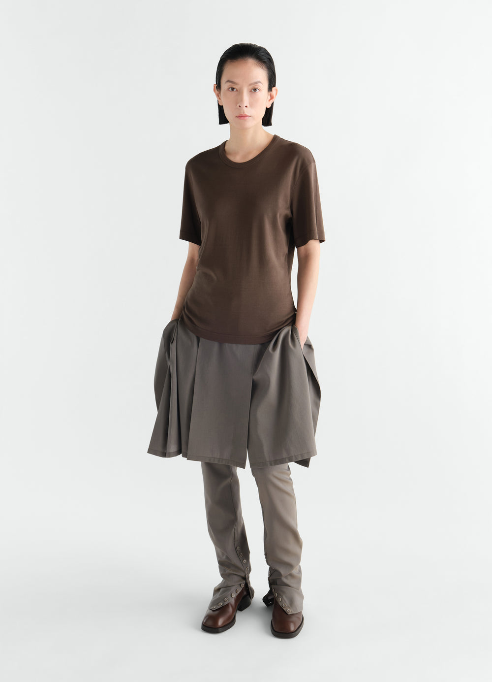 T-shirt côtelé en jersey, coloris marron, porté par un mannequin, vue de face, manches visibles