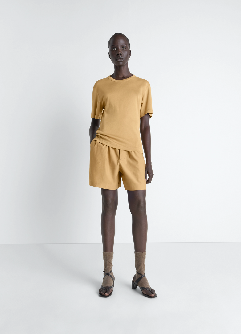 저지 소재의 골지 티셔츠