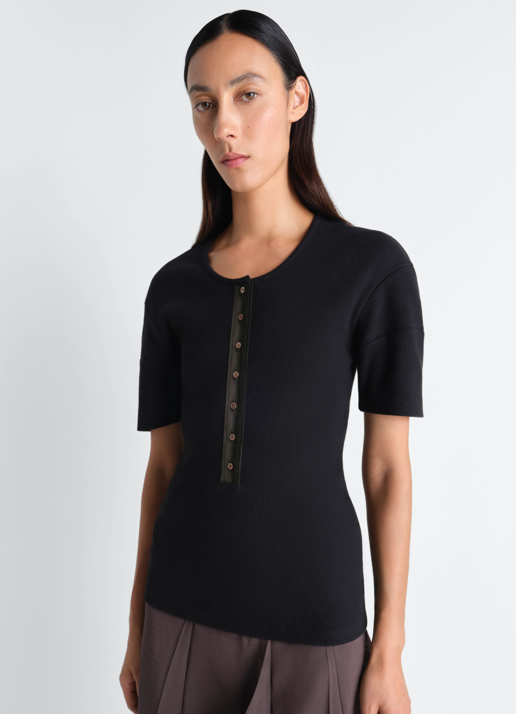 저지 소재의 피티드 헨리넥 탑 - 블랙 - Cotton Linen Rib Jersey