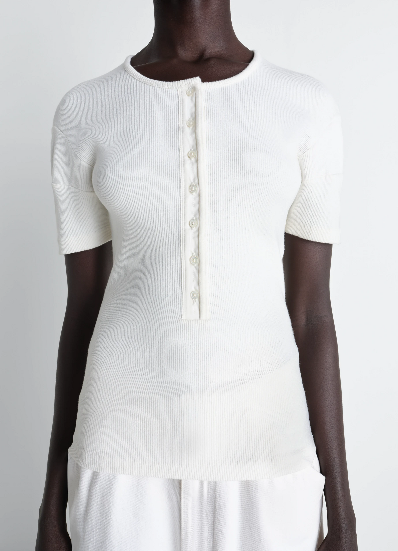 Fitted henley in jersey in cotton linen rib jersey, model shot, close-up view buttoned front detail