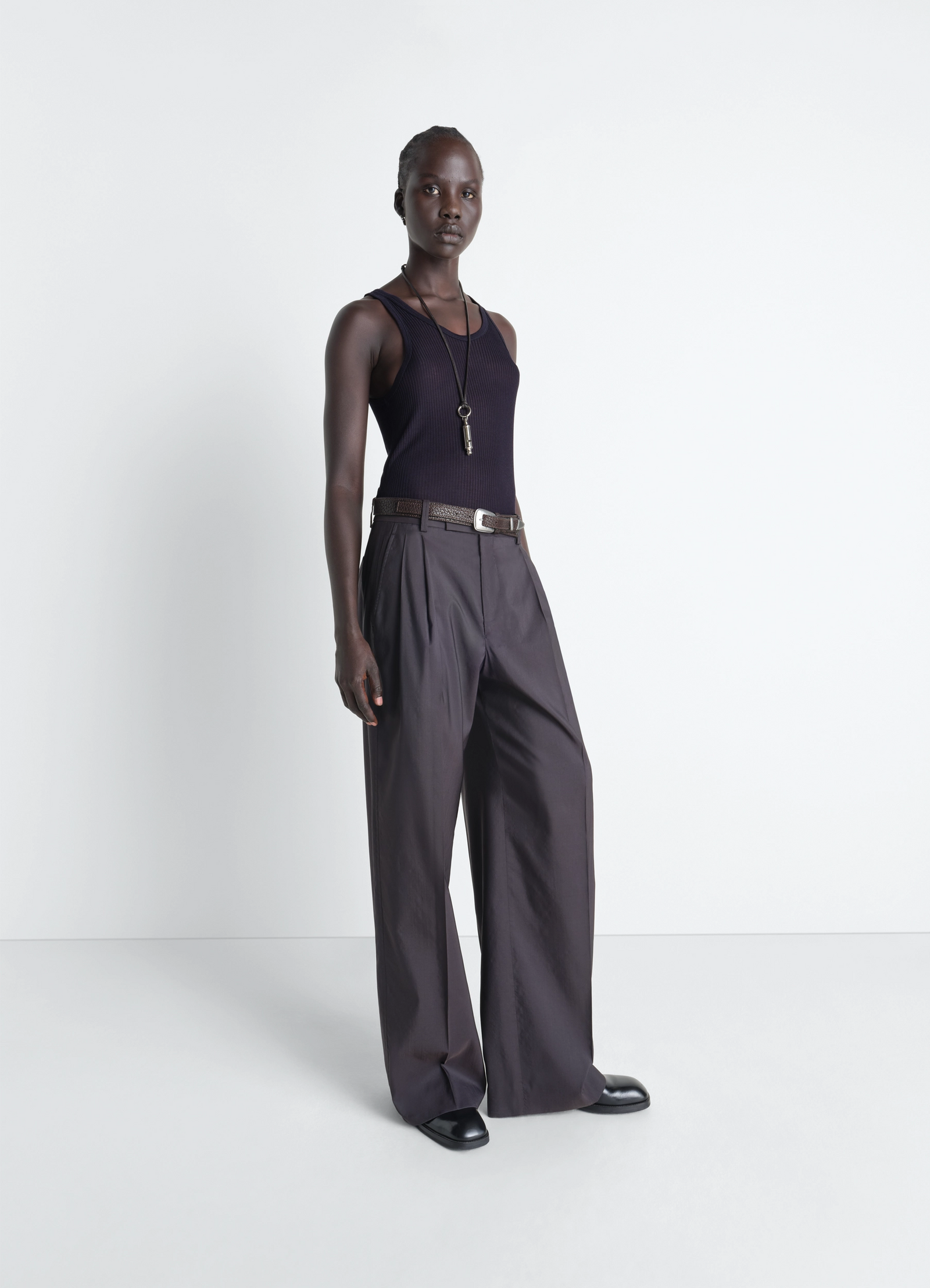 Seamless tank top in viscose silk, model shot, 3/4 view sleeveless, casual wear