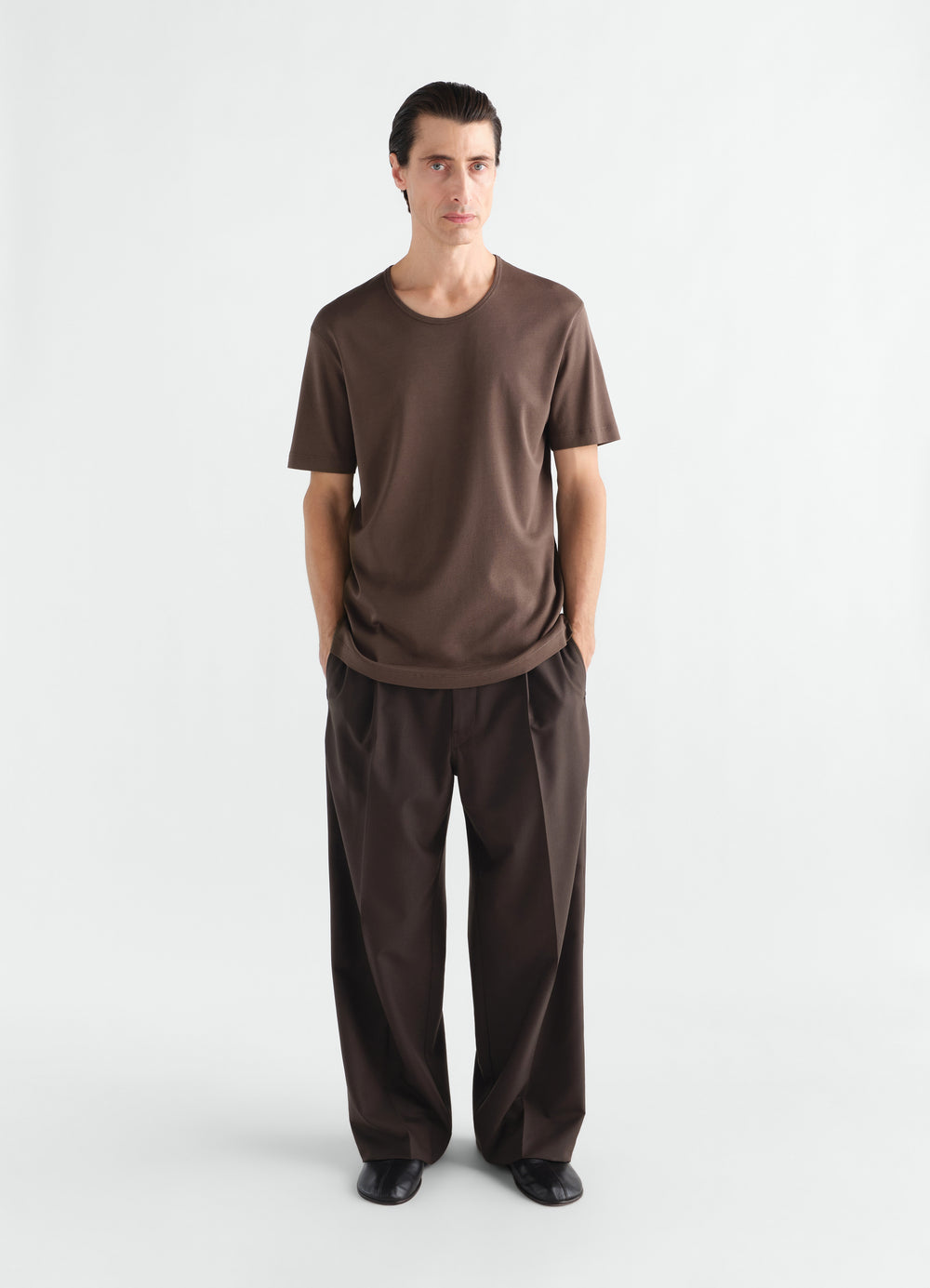 T-shirt à encolure dégagée en jersey côtelé, coloris marron, porté par un mannequin, vue de face
