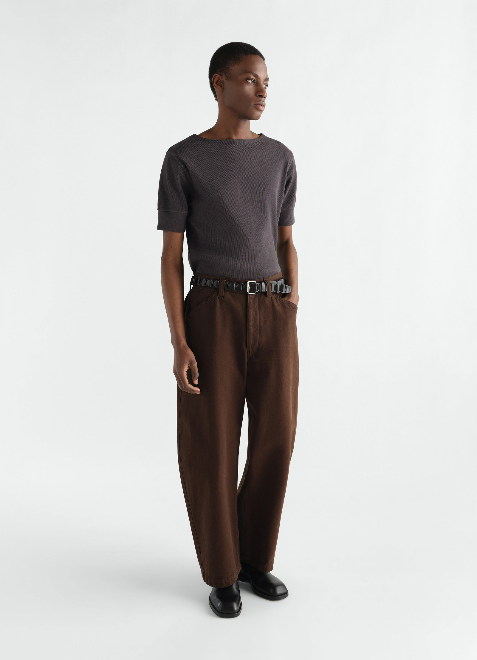 Boat-neck short sleeve grey linen cotton t-shirt lemaire worn by model front view