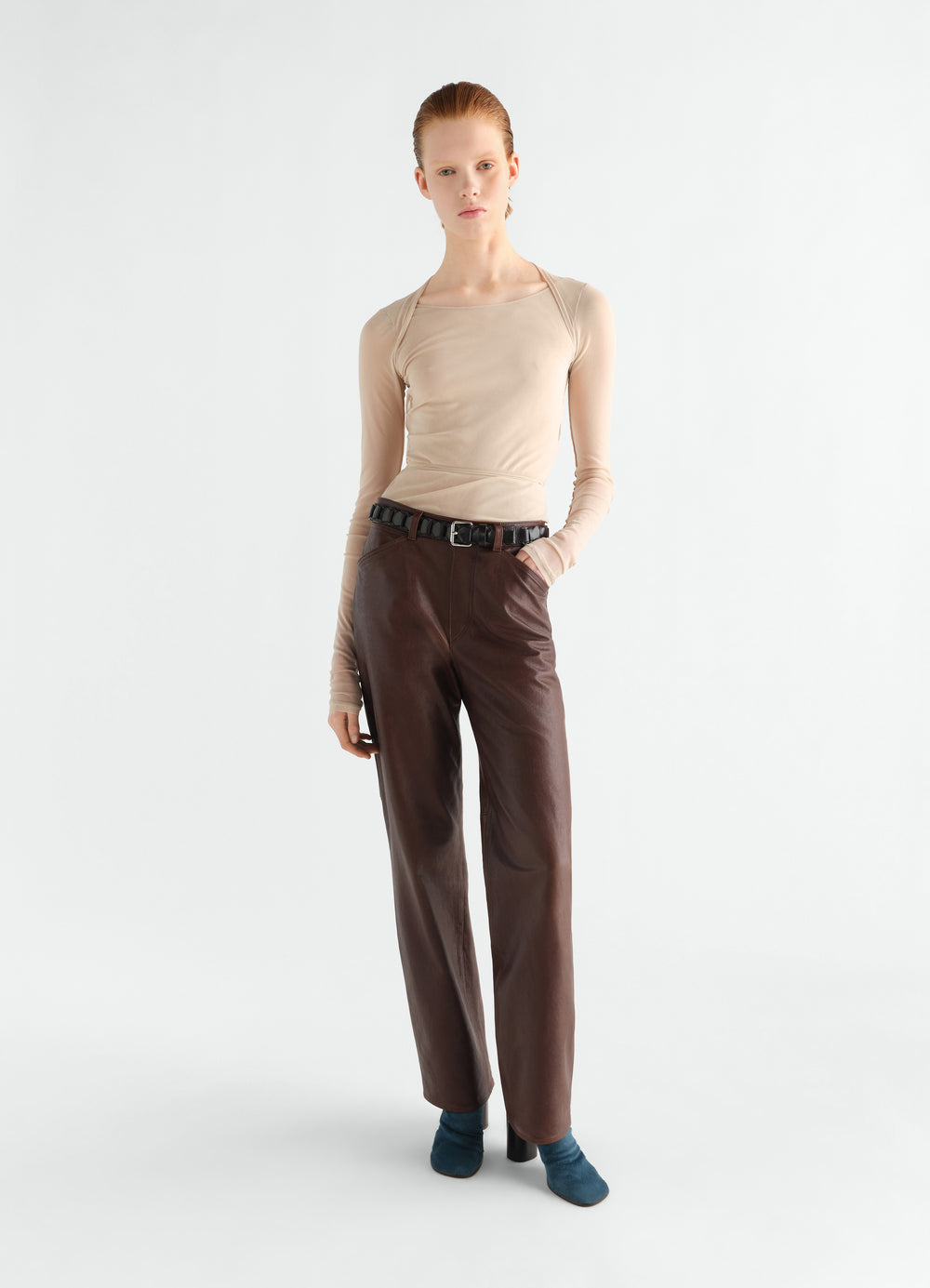 Top cache-cœur façon ballerine en jersey mesh, coloris beige, porté par un mannequin, vue de face