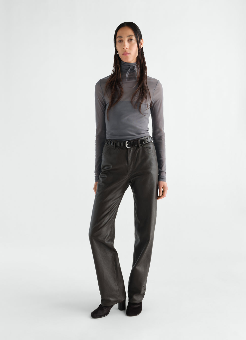 Top foulard ballerine en jersey mesh, coloris gris, porté par un mannequin, vue de face