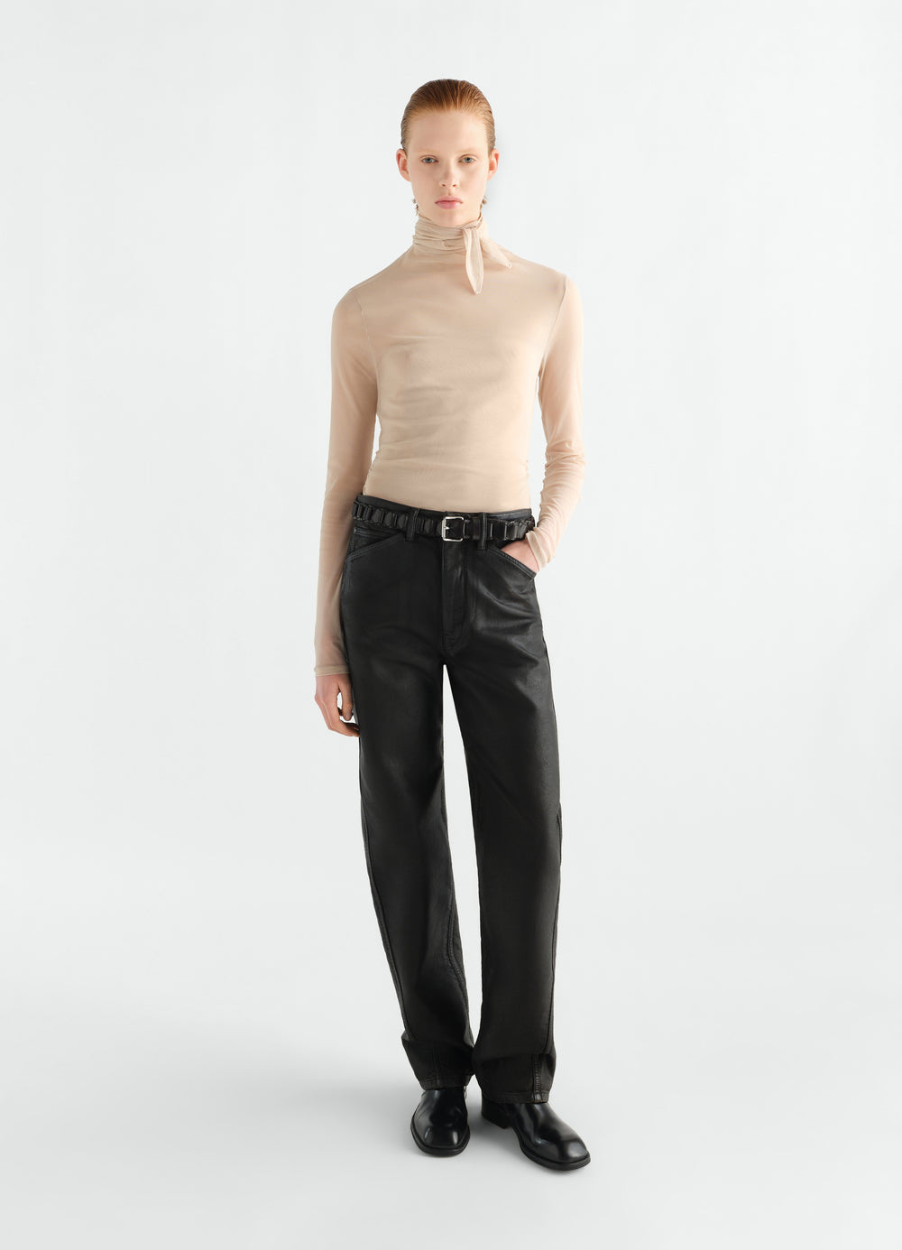 Top foulard ballerine en jersey mesh, coloris beige, porté par un mannequin, vue de face