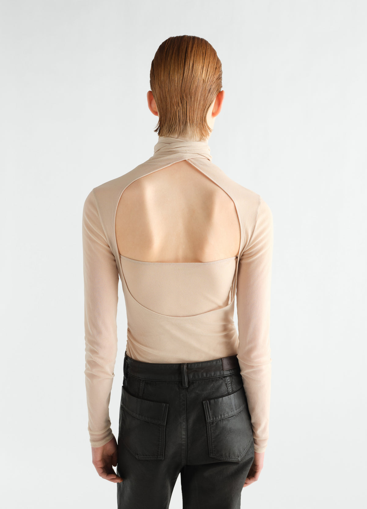 BALLERINA TOP MIT SCHALDETAIL AUS MESH-JERSEY, in Beige, von einem Model getragen, Vorderansicht