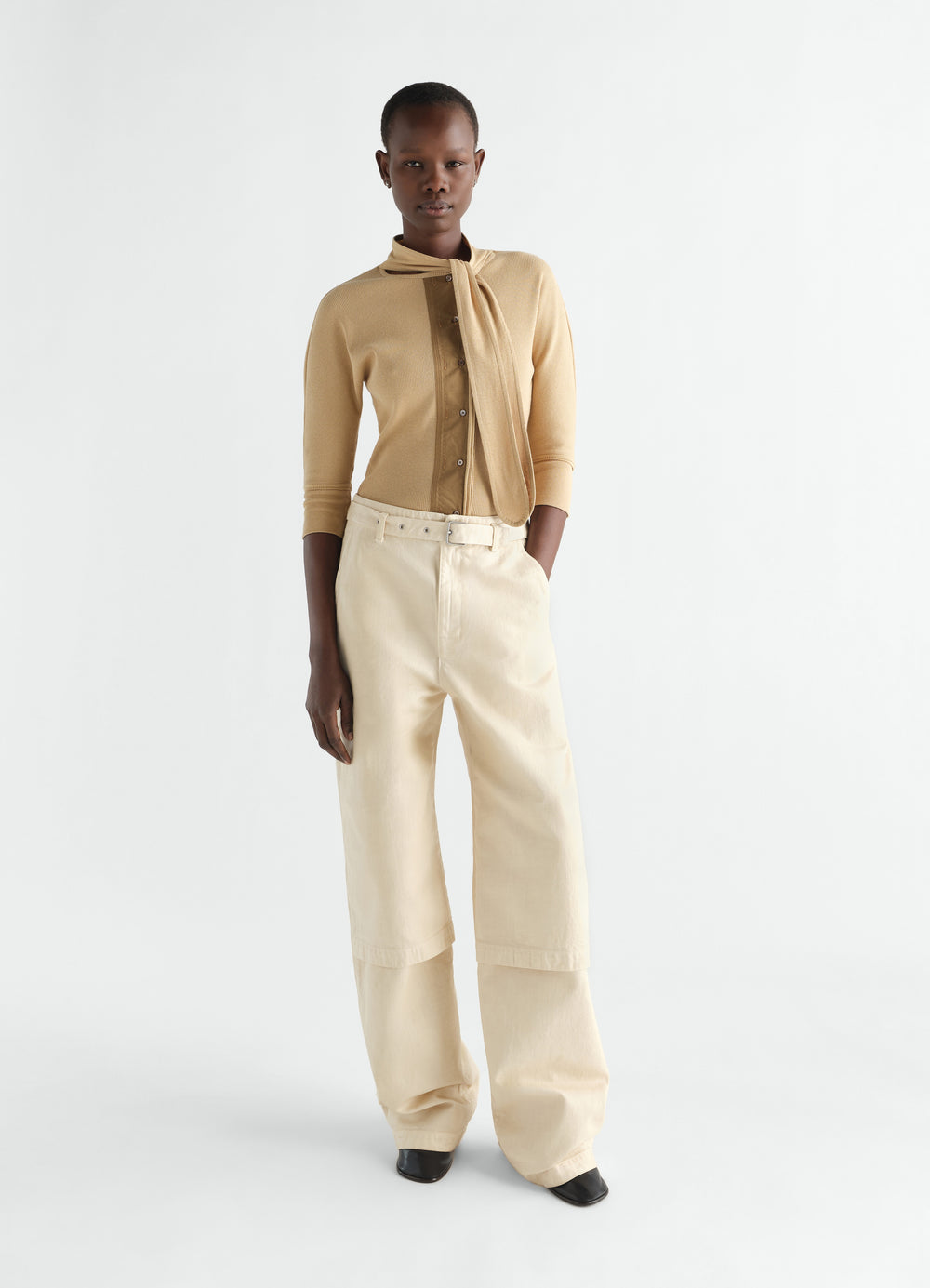 T-shirt Ascot en jersey côtelé lin et coton, coloris beige, porté par un mannequin, vue de face
